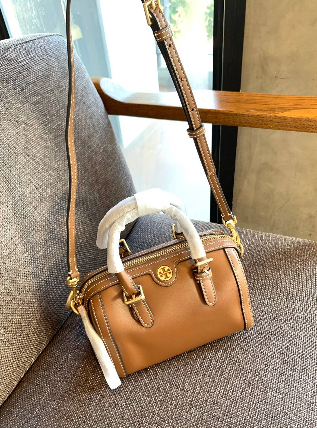 TORY BURCH T Monogram Color-block Barrel Duffle พร้อมส่งที่ไทย สวยก่อนใคร มี2ขนาด ไม่มีคือพลาดจร้าา😘 ✔️กระเป๋าทรงหมอน วัสดุหนังแท้ชั้นดีที่สุด หนังเรียบนิ่มสวย ✔️เปิดปิดกระเป๋าด้วยซิปคู่แบบมีหนังห้อย ภายในกว้างมากสำหรับไซด์นี้ หายห่ว