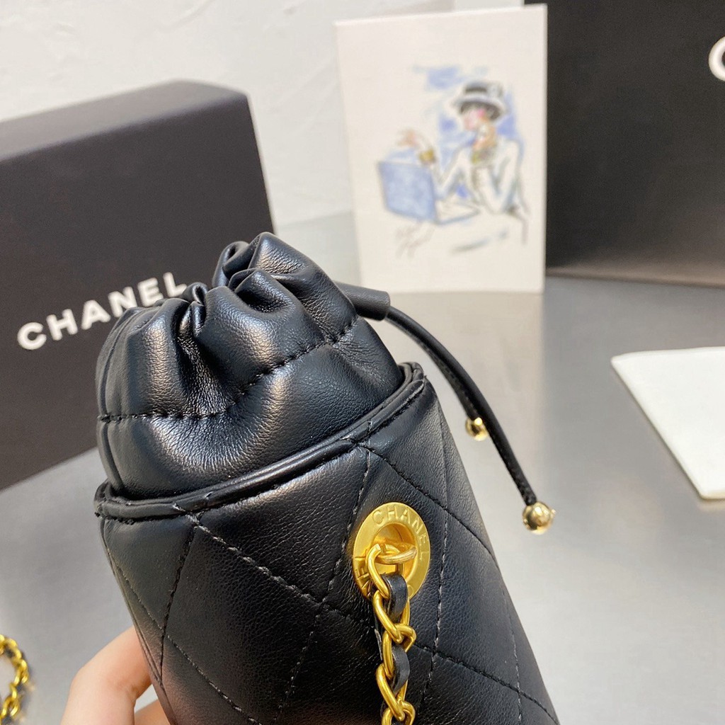 VIP 】CHANEL mini bucket bag น้องคนสวยมาใหม่จ้า รุ่นใหม่กริ๊บ!!ละมุนคุณหนูต้องมาแล้วแหละ กระเป๋าทรงถังไซส์มินิ ใช้งานง่ายด้วยการรูดหนังปิดรอบปากกระเป๋า ทุกอย่างลงตัวที่สุด!! น่ารักมากๆ หนังลายคลาสสิคแต่งมุกอะไหล่ทองขอบล่าง เปิดแบบหูรูด มาพร้อมสายสะพายนาวคร