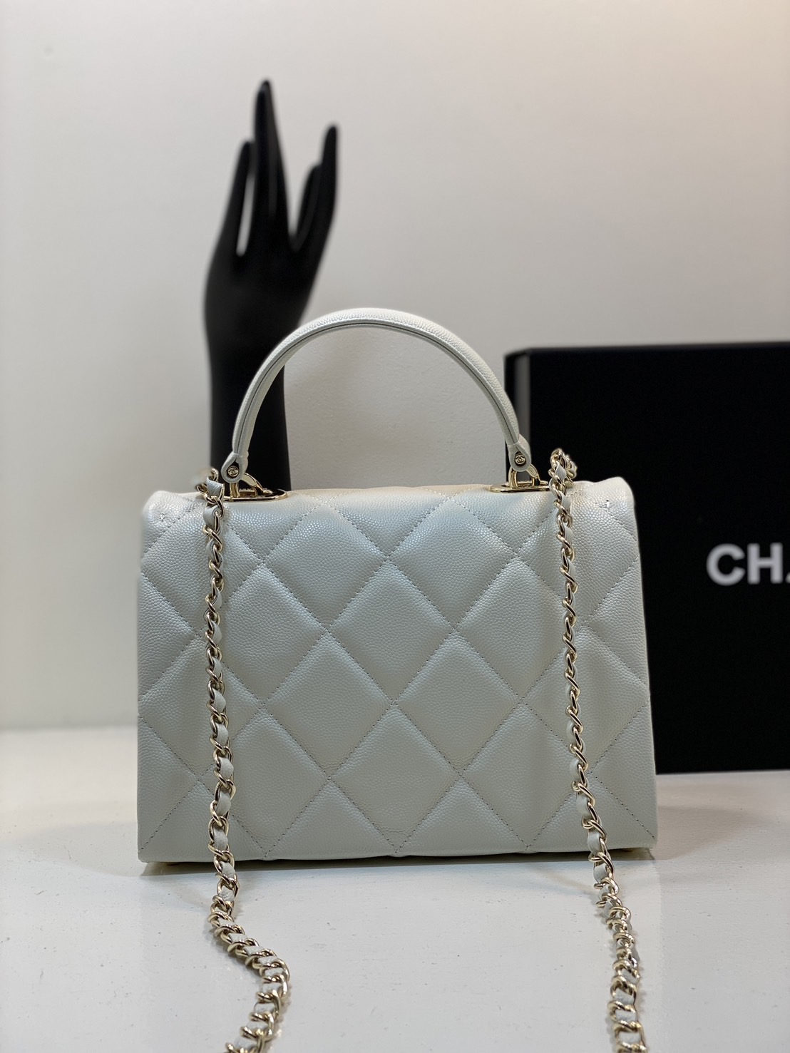 CHANEL 23S Classic Top Handle Flap Bag / Chanel Flap Bag With Top Handle กระเป๋าสะพายคลาสสิก สวยหรูตามเอกลักษณ์แบรนด์