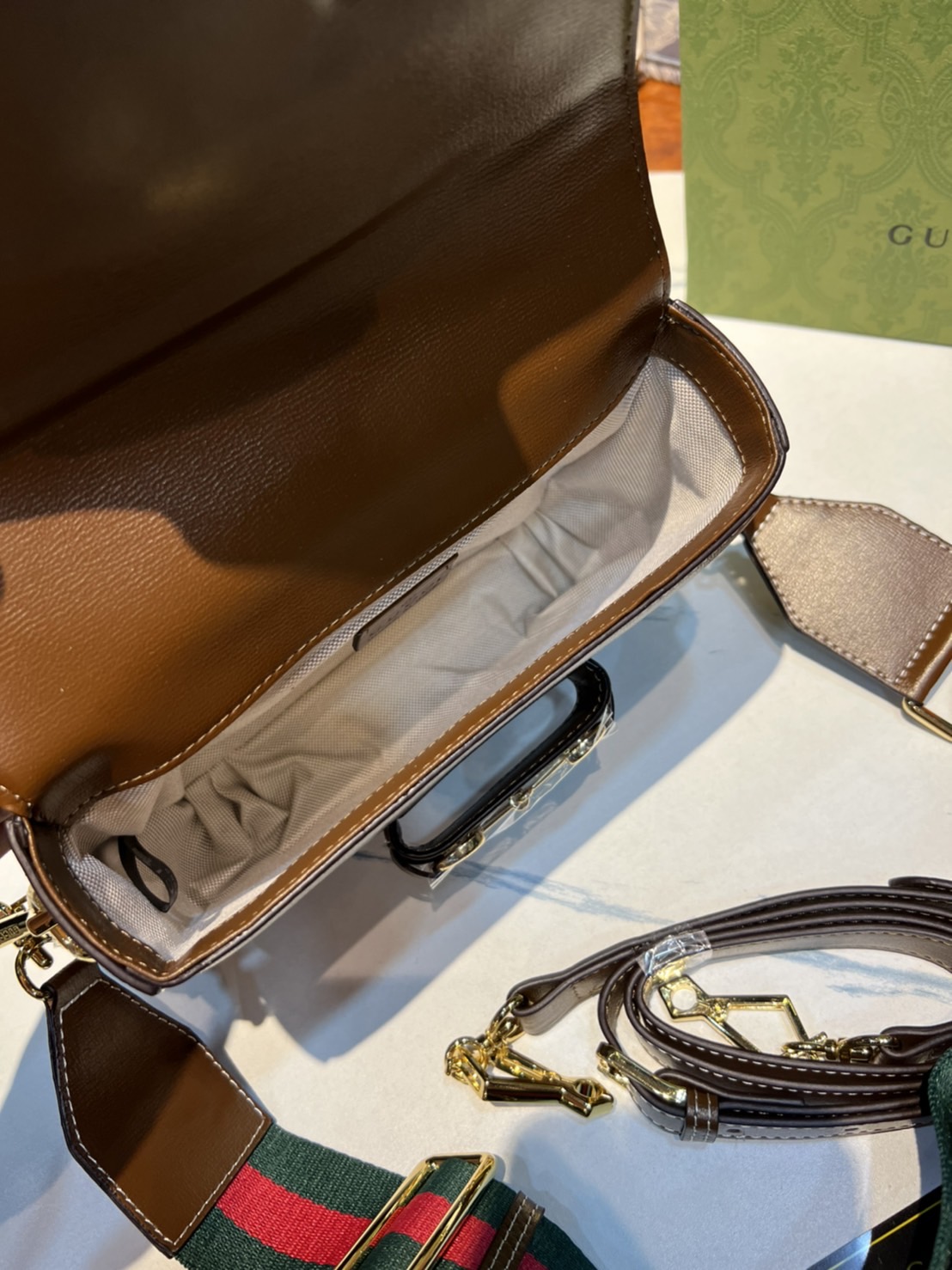 หนังแท้ GUCCI Horsebit 1955 mini bag GG Supreme canvas ที่สุดของรุ่นที่ฮอตหนักมาก คอลเลคชั่นที่ยอดขายดีตั้งแต่วันแรกที่ลง shop ด้วยรูปทรงที่กะทัดรัด ตอบโจทย์ได้ทุกลุค ทุกไลฟ์สไตล์ ใช้งานได้ง่ายคล่องตัว เรียกได้ว่าใครไม่มีได้ยังไง สวยขนาดนี้!!