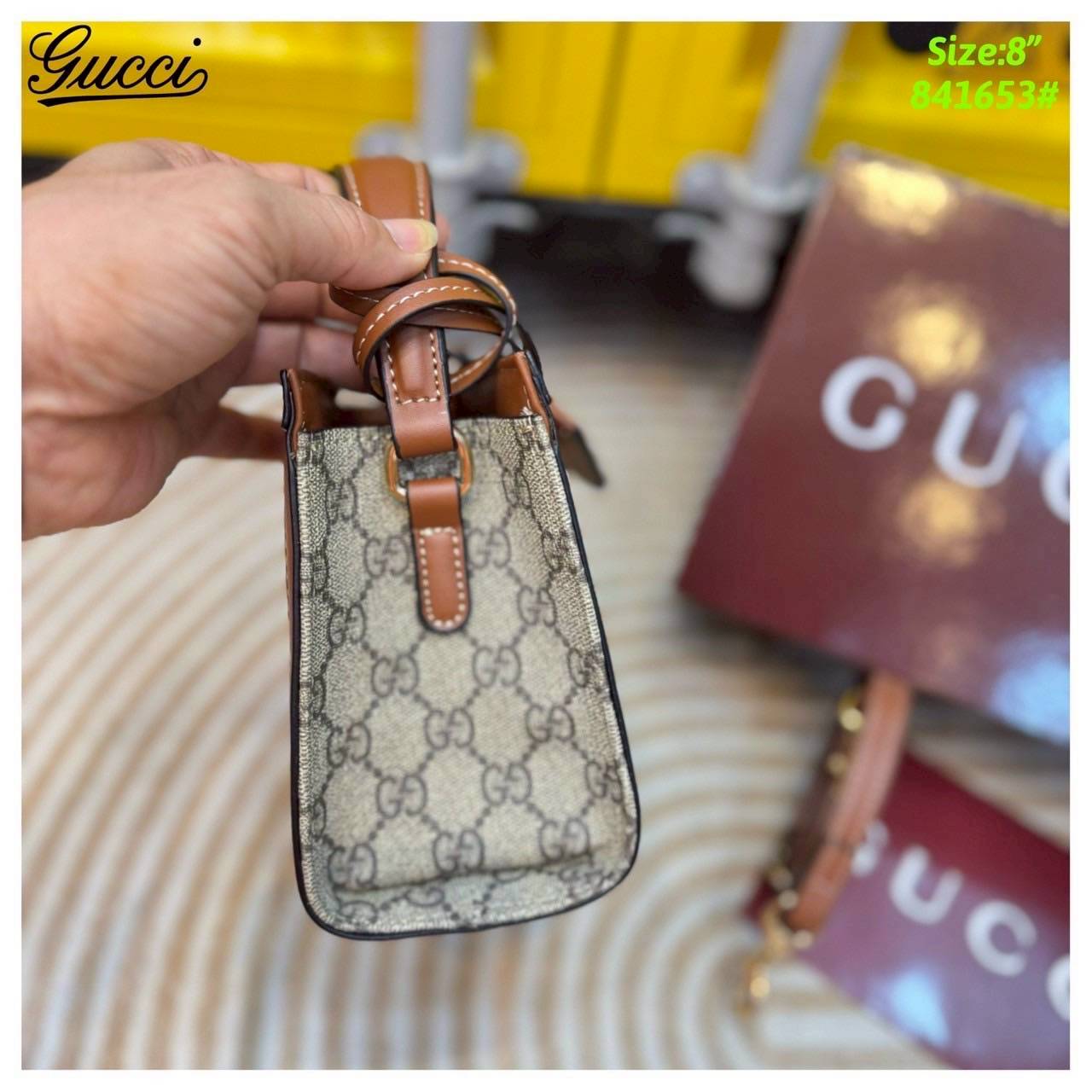 Gucci Padlock small top handle bag กระเป๋าสะพายใบไซส์มินิพร้อมหูจับ ในคอลเล็กชั่น Pre-Fall 2025 แพดล็อกนำเสนอรูปทรงในแบบร่วมสมัยที่สวมใส่ได้หลากหลายสไตล์ ชวนให้นึกถึงลวดลายอันเป็นเอกลักษณ์ของแบรนด์