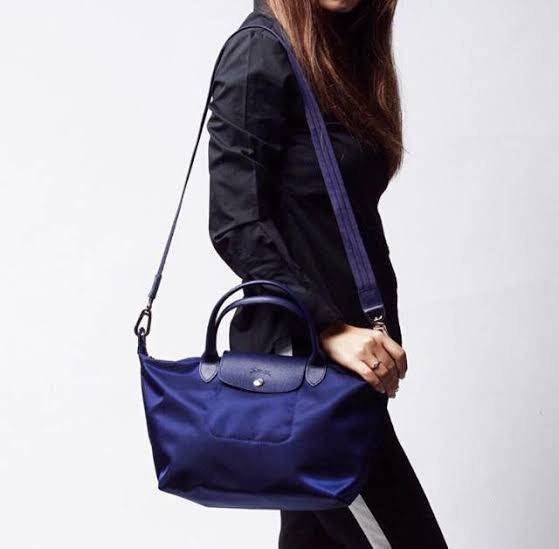 Longchamp Le Pliage Neo Size S มาพบกับกระเป๋ารุ่นยอดนิยม ที่สาวๆ ต้องมีไว้เก็บไว้สักใบ กระเป๋าโท้ทใบนี้ มาพร้อมกับสีที่มีสไตล์เรียบง่าย มีสายสะพายยาวช่วยให้คุณสามารถสะพายไหล่ได้อย่างสบาย ในขณะที่ที่ปิดแบบซิปช่วยให้คุณมั่นใจได้ว่าของด้านในมีความปลอดภัย Le 