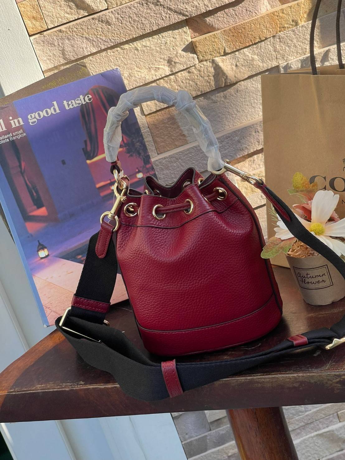 COACH DEMPSEY BUCKET BAG 15 WITH COACH PATCH AND HEART CHARM สวยงามด้วยดีไซน์ทรงตะกร้าแบบมินิมอลแสนน่ารัก ดีเทลสะดุดตา รูปทรงจดจำง่าย ถือแบบชิคๆ หรือยิ่งไปกว่านั้น สายสะพายของกระเป๋าก็สามารถถอดออกเพื่อเปลี่ยนรูปแบบการสะพายได้ทั้งแบบสะพายไหล่และสะพายคาดลำต