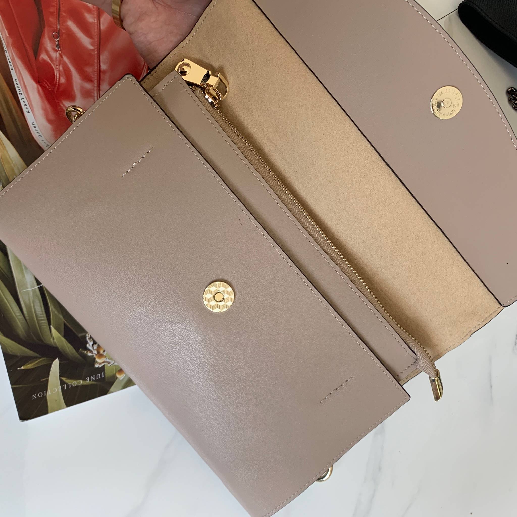 คลัชมาใหม่ สัปดาห์นี้ค่า ‘ Stair ‘ Clutch bag ✔️รอบนี้เข้าเพิ่มอีก 5 ลายเลยน๊า หลังจากปล่อยคอลเลคชั่นแรกออกไปแล้วได้รับความนิยมมากๆ รอบนี้จัดเฉดสีกลางๆ ให้แมทช์ง่ายกับชุดด้วยค่า **หนังวัวแท้ค่า