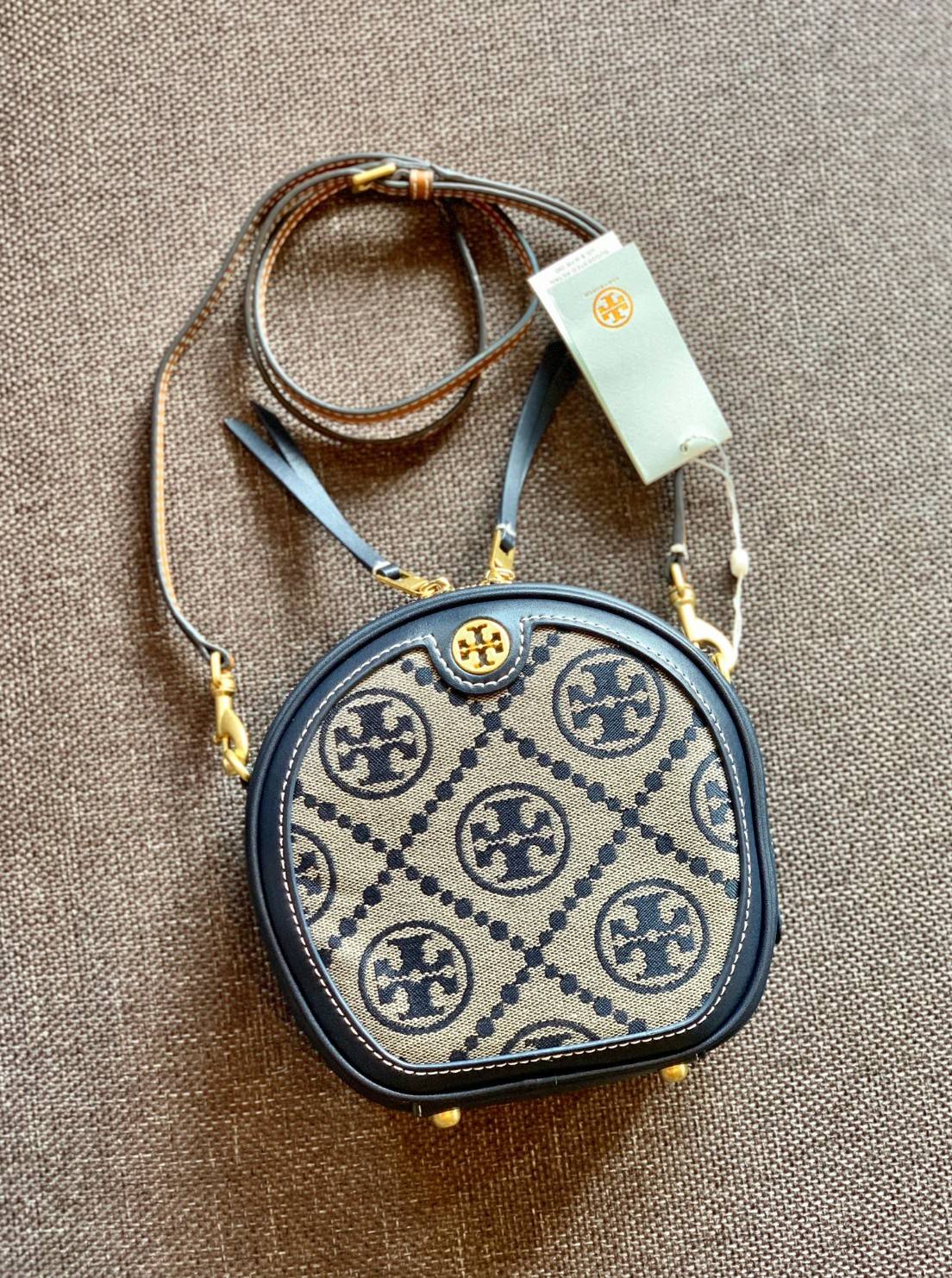 TORY BURCH T MONOGRAM JACQUARD CIRCLE BAG ((Large size)) พร้อมส่งที่ไทย สวยก่อนใครที่นี่! กระเป๋าจาก Tory burch รุ่นนี้มาในสไตล์ทรงวงกลม สุดคลาสสิค ดูคล่องตัวมากขึ้น วัสดุJacquardทอลายแบรนด์+ขอบหนังแท้ ได้ลงตัวสวยงามอยู่เหมือนเดิมค่ะ
