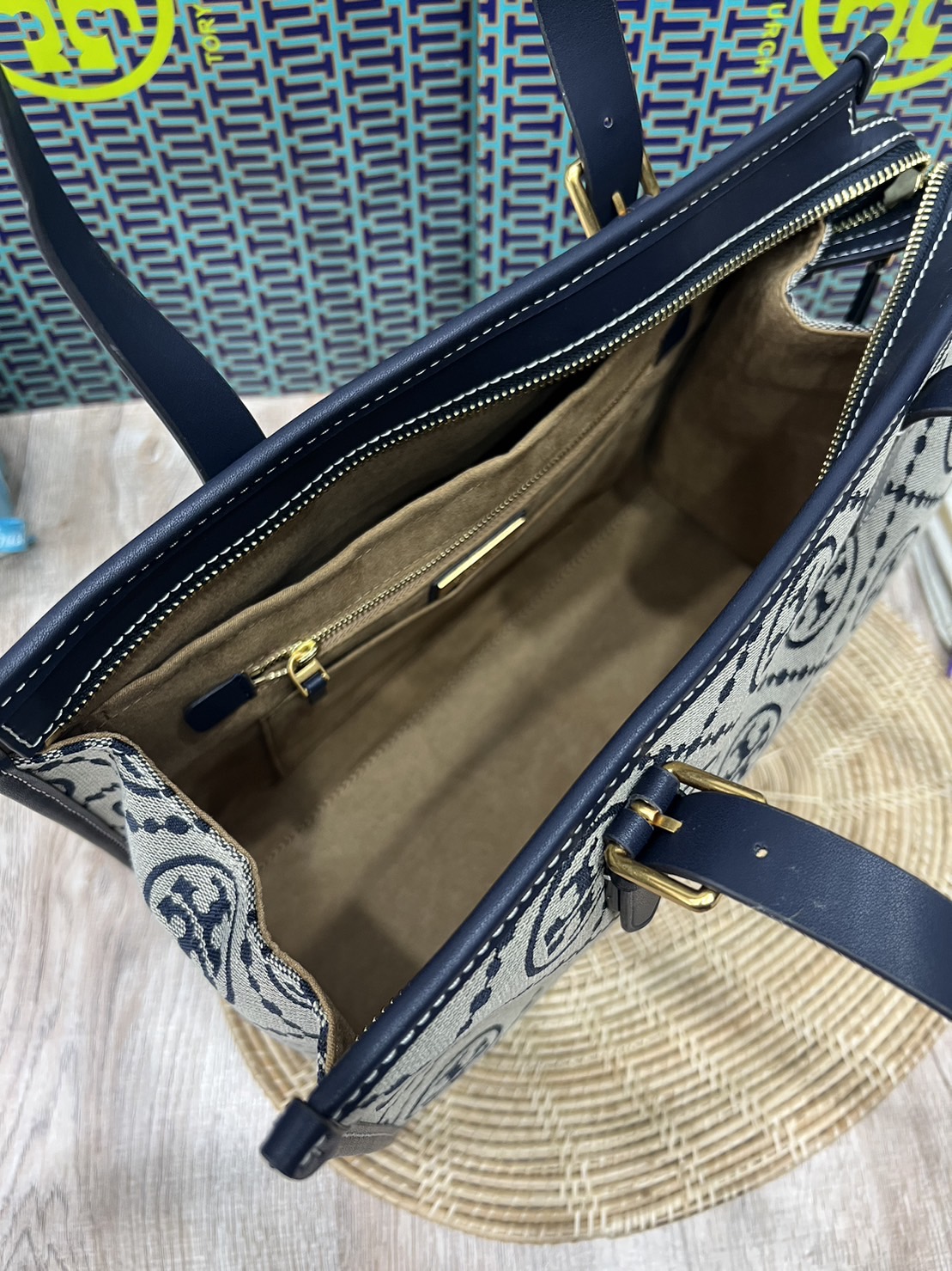 Tory Burch Small T Monogram Tote / TORY BURCH Shopper Tote Bag 32cm ใบใหญ่ กระเป๋าทรงโท้ท รุ่นใหม่ Square Tote ตกแต่งขอบด้วยหนังหรู มาพร้อมช่องเก็บของที่จุของได้มากมาย และสายจับกระเป๋าที่สามารถสะพายขึ้นไหล่ เหมาะสำหรับการใช้งานหลากหลายรูปแบบ รังสรรค์ลงบนก