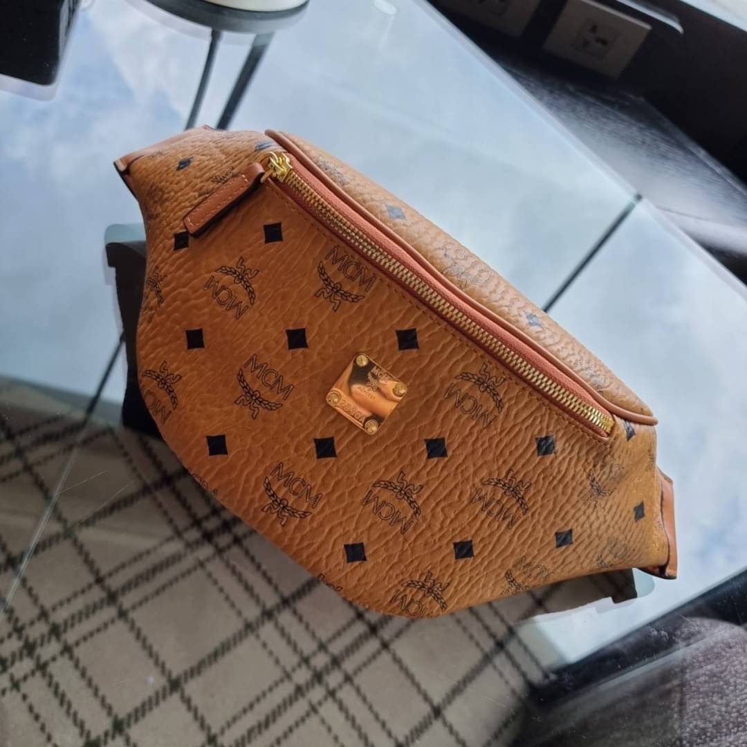M.C.M STARK BELT BAG IN VISETOS รุ่นยอดฮิต!! หนุ่มๆสาวๆใช้ได้ไม่มีเบื่อ!! 🎉⭐️⚡️🛎 กระเป๋าคาดอกรุ่นขายดี ลายวิเซโต้เอกลักษณ์ ทั้งสปอร์ตและดูหรูในตัว ใช้งานง่าย ได้ทุกลุค วัสดุหนังแคนวาสคุณภาพดี มีช่องซิปหลัก และซิปรอง ภายในเป็นช่องโล่