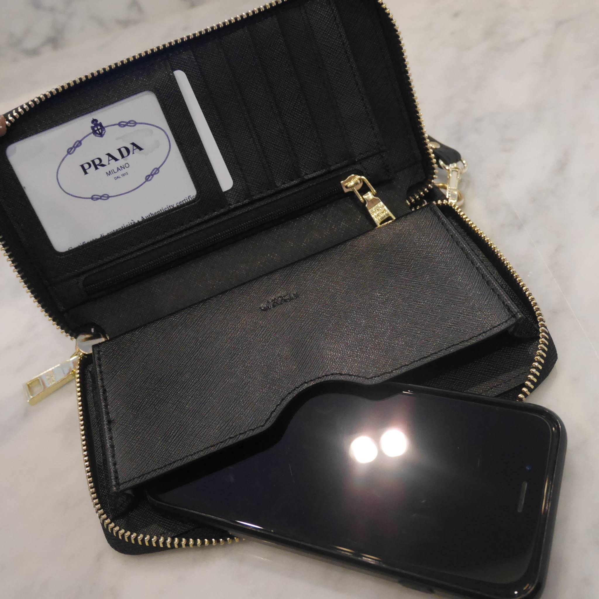 New arrival ! รุ่นที่รอคอย เข้าแล้วค้า กับ Prada Wallet Saffiano กระเป๋าสตางค์ซิปรอบ รับทรัพย์ **พร้อมสายคล้องมือ เปิดปิดด้วยซิป อะไหล่ทอง ปั้มแบรนด์ ทั้งใบ **จุดเด่น มีช่องใส่มือถือ ได้ถึง iphone7+ ใส่บัตรได้หลายช่อง ด้านในมีช่องซิปแยกอีก1ช่อง แถมยังมี ช