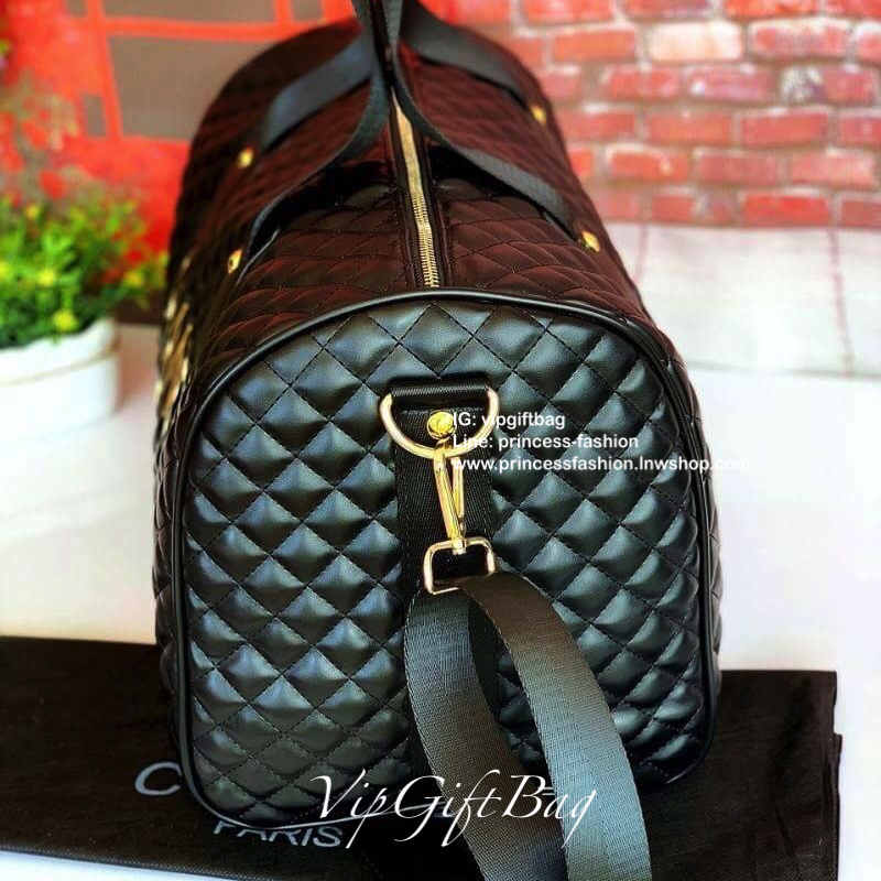 CHANEL VIP GIFT Large Travel Bag กระเป๋าเดินทางใบใหญ่ Gift With Purchase (GWP) รุ่น Limited Edition พรีเมี่ยมกิ๊ฟของเเท้จาก Chanel Counter หนังลายตารางเนื้อหนาสีดำกันนำ้ดูแลรักษาทำความสะอาดง่าย ด้านหน้ามีโลโก้แบรนด์ เปิดปิดด้วยซิปสะดวกใช้ หัวซิปแบรนด์อะไห