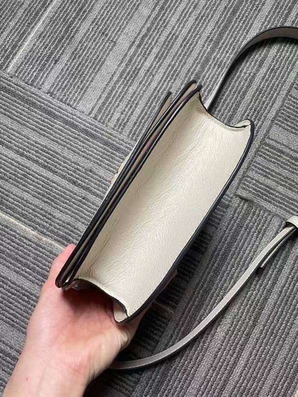 TORY BURCH BRLTTEN SMALL SADDLE BAG / Tory Burch Britten Flap Shoulder Bag กระเป๋าสะพายข้าง วัสดุหนังแกะแท้ ด้านหน้าประดับโลโก้แบรนด์ เปิด-ปิดกระเป๋าแบบกระดุมแป็กแม่เหล็กแน่นหนา ภายในมีช่องหลัก ใส่กระเป๋าเงินใบกลาง มือถือได้ทุกรุ่น มีช่องแยกใส่ของจุกจิกอี