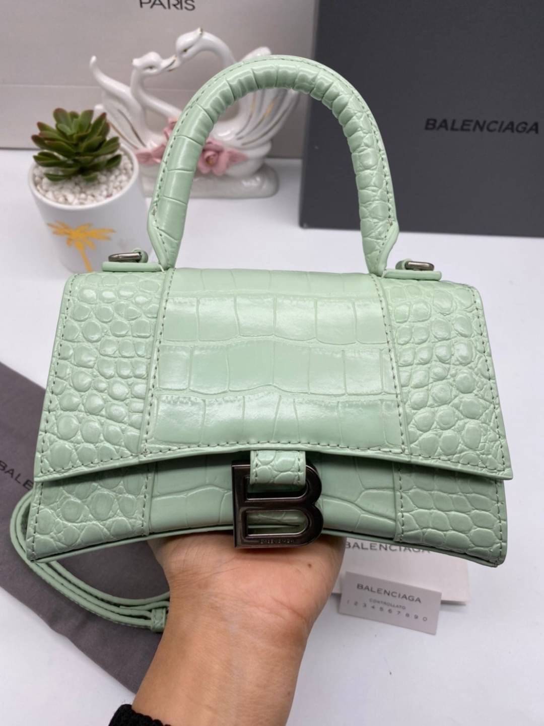 หนังแท้ BALENCIAGA HOURGLASS TOP HANDLE XS Shiny crocodile embossed calfskin การสร้างสรรค์ที่มีเอกลักษณ์เฉพาะตัว หรูหรา โทนสีโดดเด่น วัสดุหนังแท้ลายจระเข้ ภายในโล่งกว้างหนังแนปป้าอย่างดี เกรดออริจินอล ตอบโจทย์ได้ทุกลุค ทุกไลฟ์สไตล์ ภาพสินค้าถ่ายจากงานขายจ