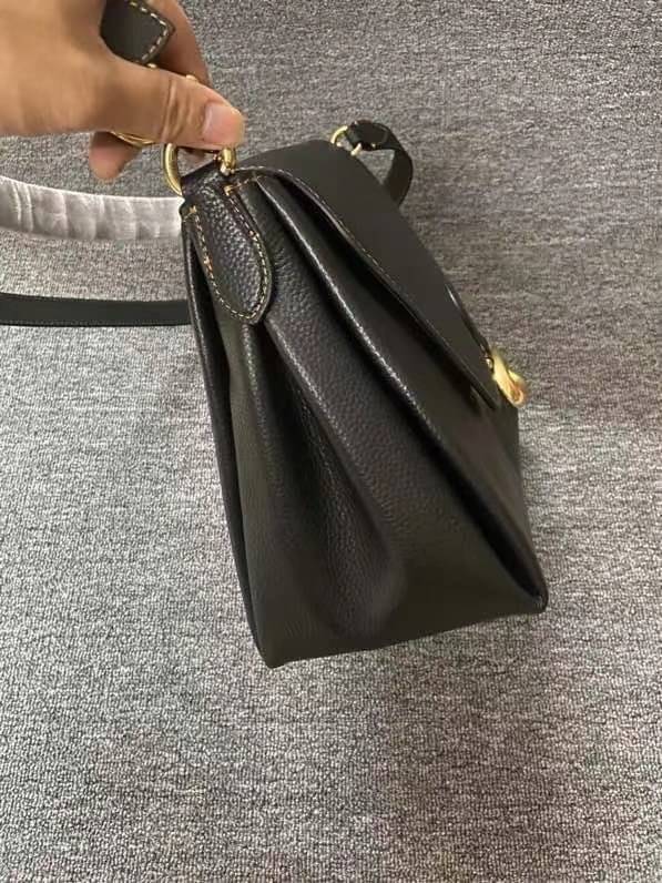 COACH Coated Canvas Signature May Shoulder Bag พร้อมส่งที่ไทย คัดงานคุณภาพ จัดเต็มมาให้ต่อนรับปีใหม่นี้ค่าา ✔️กระเป๋าหิ้ว//คล้องไหล่//สะพายข้างได้ ใบใหญ่ สุดคุ้ม! ✔️หนังแท้ชั้นดีที่สุด หนังหนานิ่ม รู้สึกได้ตอนสัมผัสค่ะ สวยมากๆ ✔️ด้านห