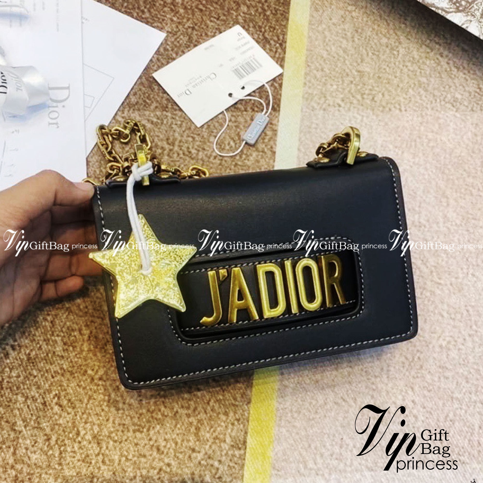 DIOR J'adior Flap Bag กระเป๋าสะพายดิออร์ ทรงกล่องเปิดหน้า แต่งอะไหล่ทอง มาพร้อมสายสะพายยาวครอสบอดี้หรือดึงขึ้นสะพายข้างได้ค่ะ งานชนชอป ใช้ได้ Everyday Look พร้อมส่งที่ไทย