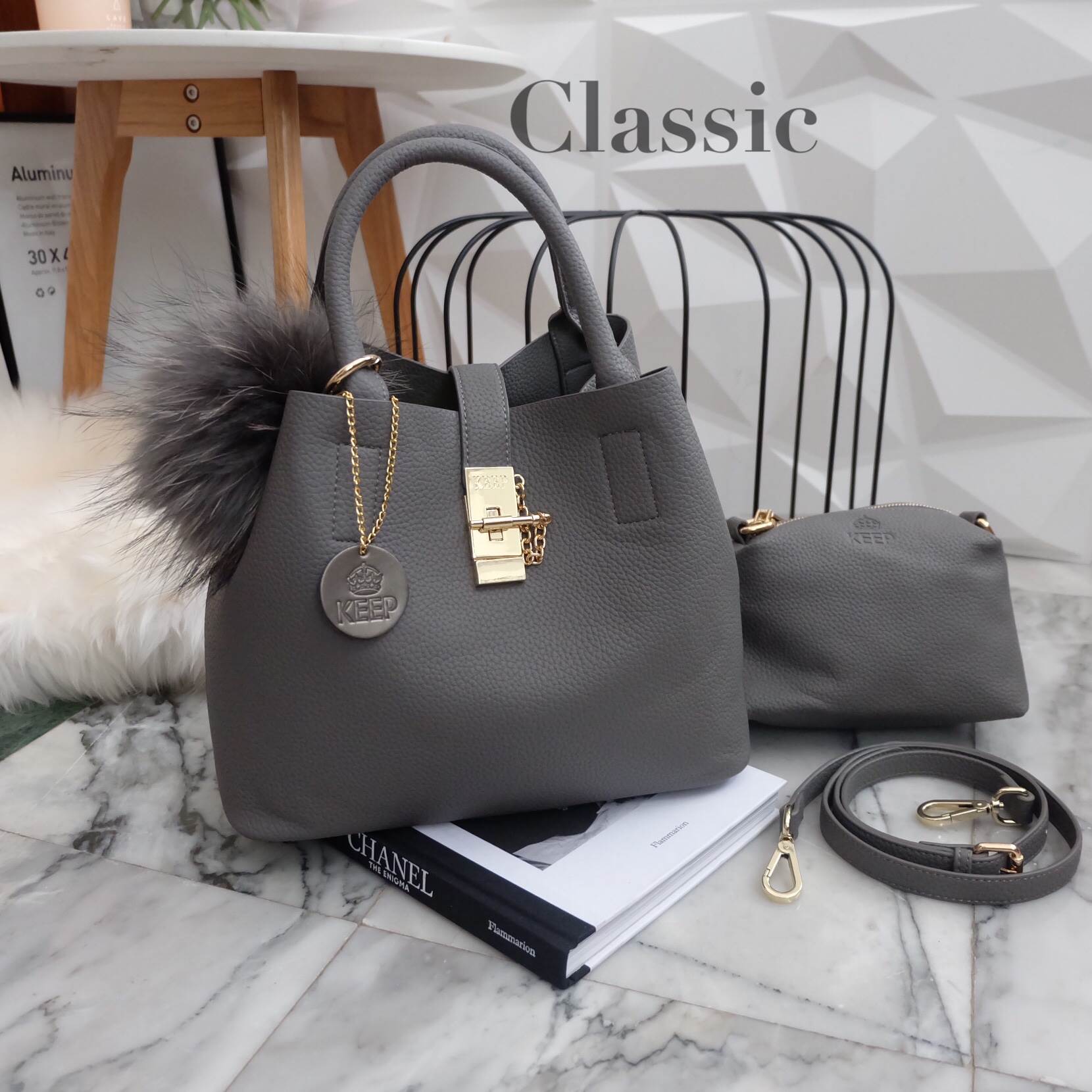 New color new choose 💘• KEEP LALA BAG • พร้อมส่ง 2 ขนาด ตามการใช้งาน 👑สวย หรู เวอร์วัง อีกแล้วค่า กับกระเป๋า 2 in 1 ปรับเก็บทรง ได้ถึง 2 แบบ มาพร้อมพวงกุญแจ ปอมปอม ฟรุ้งฟริ้ง น่ารักมาก คะ ตัวกระเป๋าเป็นหนังเนื้อดีที่สุด เนื้อนิ่ม ลายหนังสว