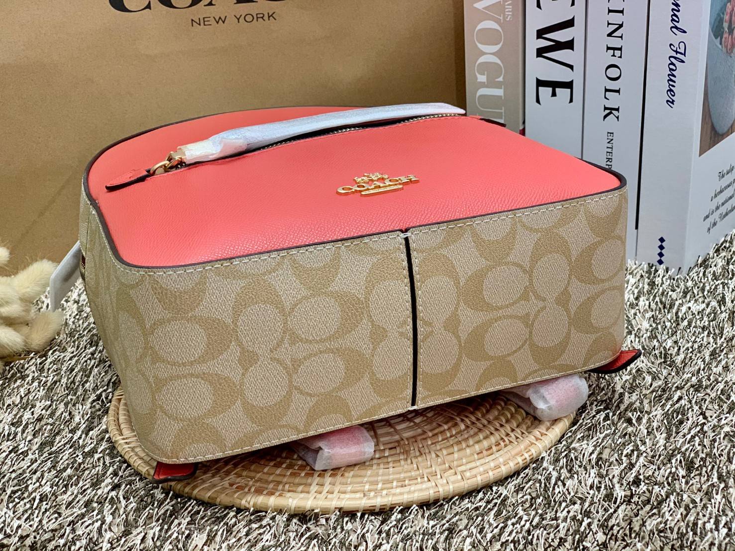 สวยจริงไรจริง วางไม่ลงเลยจ้าา😘 COACH JORDYN BACKPACK IN COLORBLOCK SIGNATURE ((C4082)) รุ่นที่สาวๆตามหา พร้อมสีหายากค่ะ!! กระเป๋าสะพายหลังแบบมีหูหิ้ว หนังแท้ชั้นดี ทรงสวย หรูค่ะ แถมสีตัดกันได้ลงตัวสวยงามมากๆ ด้านหน้ามีช่องซิปใส่ของจุกจิก; เปิดปิดช