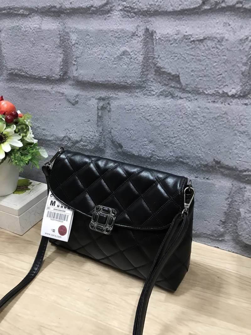 ZARA CROSSBODY BAG กระเป๋าสะพายข้างหนังนิ่ม look like chanel เย็บลายตารางรอบใบ มีตัวล้อค2ชั้น ทั้งกระดุมแม่เหล็กและซิปเดียวด้านใน ฐานกว้างตั้งอยู่ทรง ภายในมีช่องซิปเล็กและช่องใส่มือถือ สามราถใส่มินิไอแพค กระเป๋าสตางค์ทรงยาวได้ มาพร้อมสายสะพาย ถอดและสามารถ