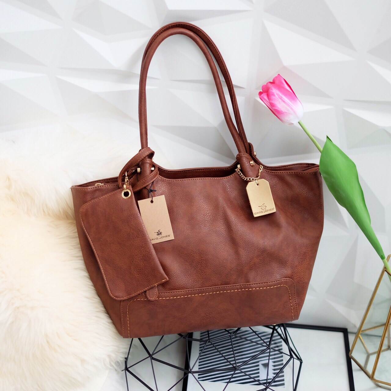 New Arrival ซื้อ 1 ได้ถึง 2 กระเป๋า ทรง Tote จากแบรนด์ David Jones ค่า ทรงนี้ นิยมถือกันมากๆ บอกเลยใบนี้ ของจริงสวยคะ หนังนิ้ม นิ่ม ค่า ดีต่อใจ 😁❤️ 〰〰〰〰〰 รุ่นใหม่ล่าสุด หนังนิ่มมาก ใบนี้ มีใบเล็กแถมให้อีก 1 ใบค่ะ จะถือ หรือสะพายก้อได้ จุของ