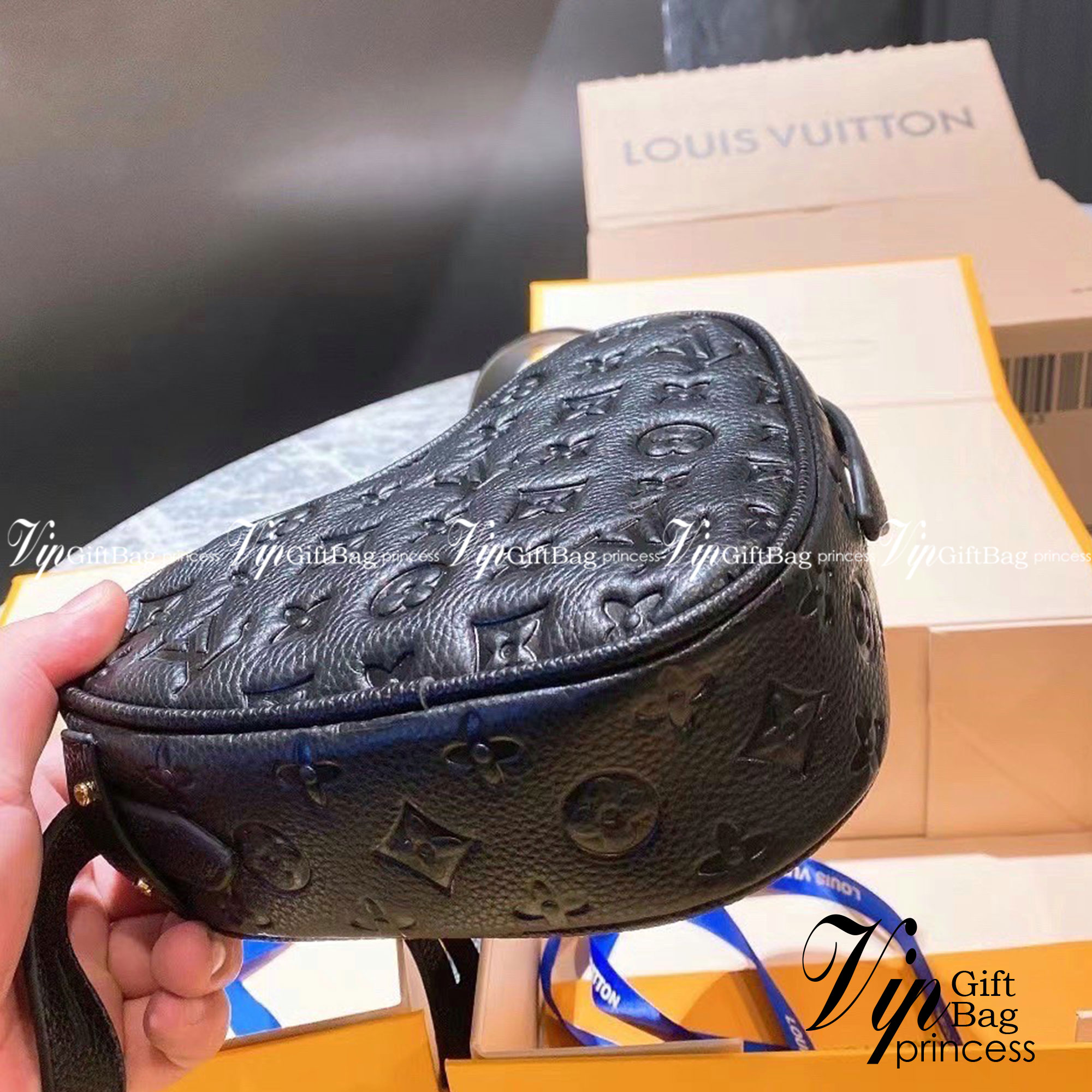 LV Sac Coeur handbag / LV Heart Puffy Bag ปังไม่ไหว กระเป๋าสะพายรูปทรงหัวใจ งานสวยเป๊ะ หนังปั้มลายโมโนแกรม แมทง่ายเข้าได้ทุกลุค ภาพสินค้าถ่ายจากงานขายจริง ใช้งานต่างประเทศได้