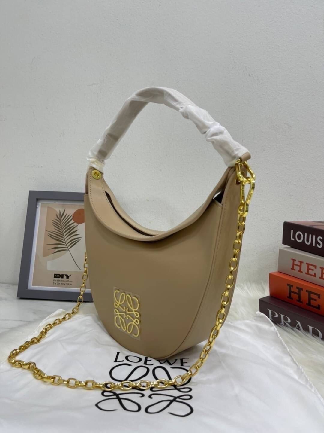 LOEWE Luna half moon hobo bag ใหม่ล่าสุดก่อนใคร สวยได้ไม่ต้องรอ กับคอลใหม่ลุคลูกคุณ รูปทรงยอดฮิต ตอบโจทย์ได้ทุกลุค ทุกไลฟ์สไตล์ ใช้งานได้ง่ายคล่องตัว