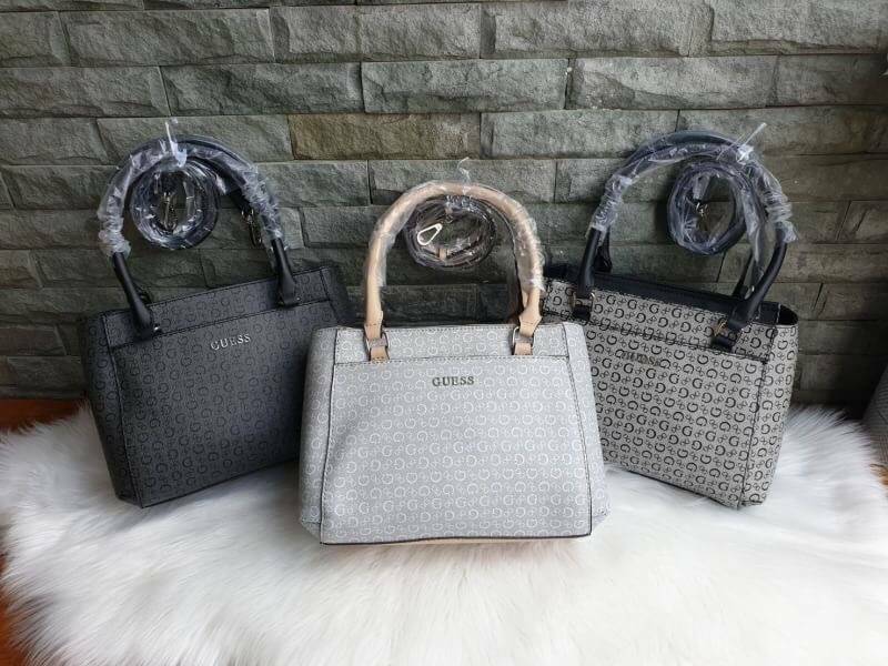 GUESS G LOGO PRINT TOTE BAG กระเป๋าถือหรือสะพายรุ่นใหม่ล่าสุดจาก GUESS FACTORY รุ่นยอดนิยม สวยอย่างมีสไตล์ สีสวยคลาสสิก รุ่นนี้มีการพิมพ์ลายโลโก้ รอบใบ หนัง faux-saffiano หนังคุณภาพดี ตั้งอยู่ทรง น้ำหนักเบา ประดับด้วยโลโก้แบรนด์อะไหล่เงิน สวยโดดเด่นที่กระ
