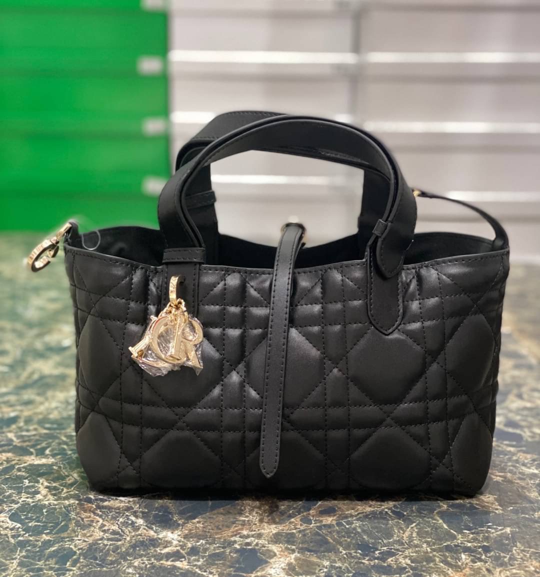 Small 23cm DIOR TOUJOURS BAG Macrocannage Calfskin / DIOR Tote Bag ออริ 1:1 พร้อมส่ง 3 สี กระเป๋าสะพายทรงโท้ท จุของได้เต็มที่ รูปทรงคลาสสิค หนังสวย หรูหราเกินราคา