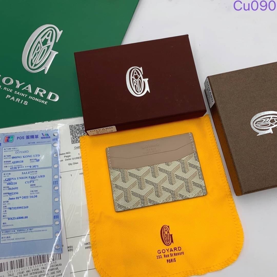 GOYARD Card Holder กระเป๋าใส่การ์ดรุ่นแบน ใช้ง่าย ใส่บัตรได้เยอะ (ใส่ซ้อนกันเลยจ้า) ด้านบนใส่แบงค์พับครึ่งได้นะคะ ดีมาก ผู้ชายก็ชอบ ผู้หญิงก็ชอบ