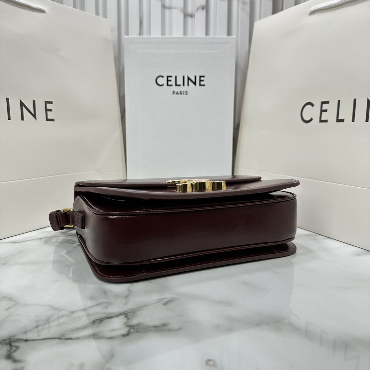 ORI หนังแท้ | 9" CELINE CLASSIQUE TRIOMPHE bag in natural leather กระเป๋าสะพายรุ่นยอดนิยม ด้วยรูปทรงสี่เหลี่ยมผืนผ้า ดีไซน์คล่องตัวถ่ายทอดให้เห็นถึงแก่นแท้ของสไตล์