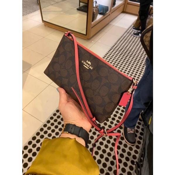 COACH C1653 ZIP TOP CROSSBODY SIGNATURE CANVAS คอลเลคชั่นใหม่ ปังและสวยไปอีกหนึ่ง สาวๆตามหาต้องไอเท็มนี้ กระเป๋าสะพายข้าง ใช้งานง่าย สายสะพายในตัว ปรับได้สบายๆ ดีไชน์รูปทรงออกมาคลาสสิค น่าใช้ วัสดุหนังแคนวาส เปิด-ปิดด้วยซิป ภายในเป็นช่องโล่ง มีช่องใส่บัตร