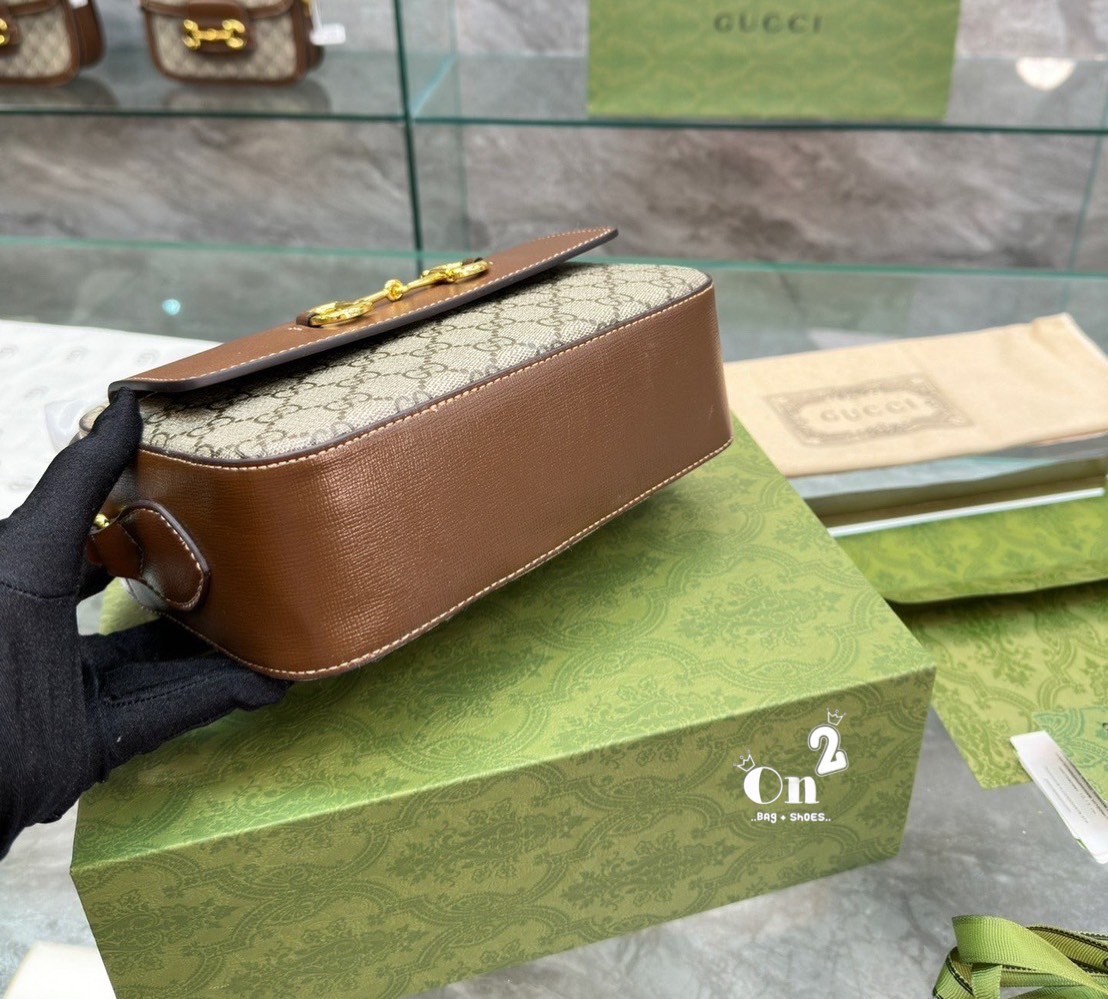 GUCCI Horsebit 1955 small shoulder bag กระเป๋าสะพายทรงคลาสสิค ทรงกล่องสวยอยู่ทรง ภายในเป็นช่องโล่ง ดีเทลสวย คุ้มค่า ผู้หญิงสะพายได้ ผู้ชายสะพายดี ราคาดีงาม!! ต้องไม่พลาดน้า
