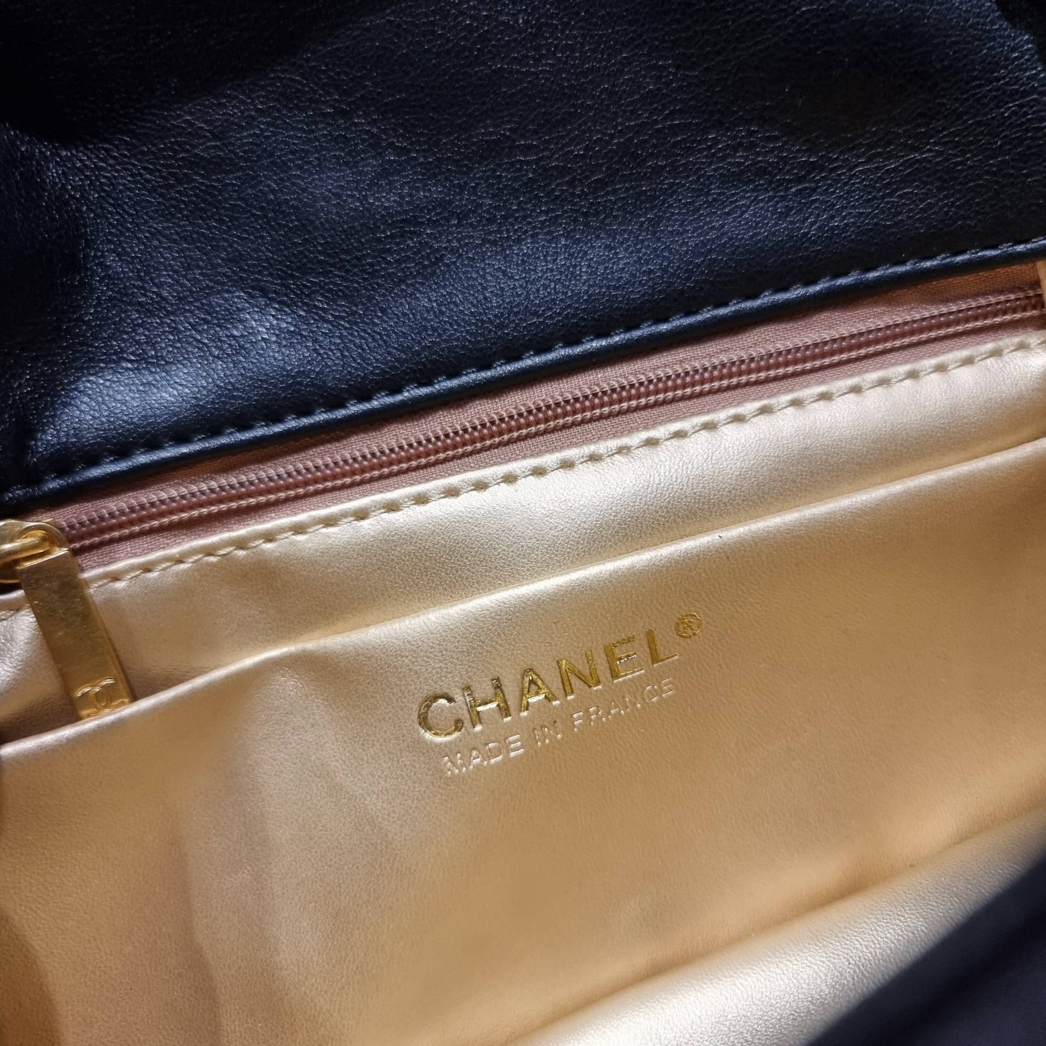 VIP 🥂 เซ็ทคือที่สุดของความคุ้ม CHANEL GIFT BOX SET สุดหรูชวนให้สะสม สุดยอดไอเท็มหายากพร้อมเสิร์ฟครบชุด สุดคุ้ม มาพร้อมกระเป๋าสะพายถึง 2 ใบ สุดหรูลิมิเต็ด จับคู่รุ่นยอดฮิต และที่พิเศษยังมีน้ำหอมตัวท็อปมาให้อีก chanel no.5 ที่แสนจะเย้ายวน ในขนาด 7.5