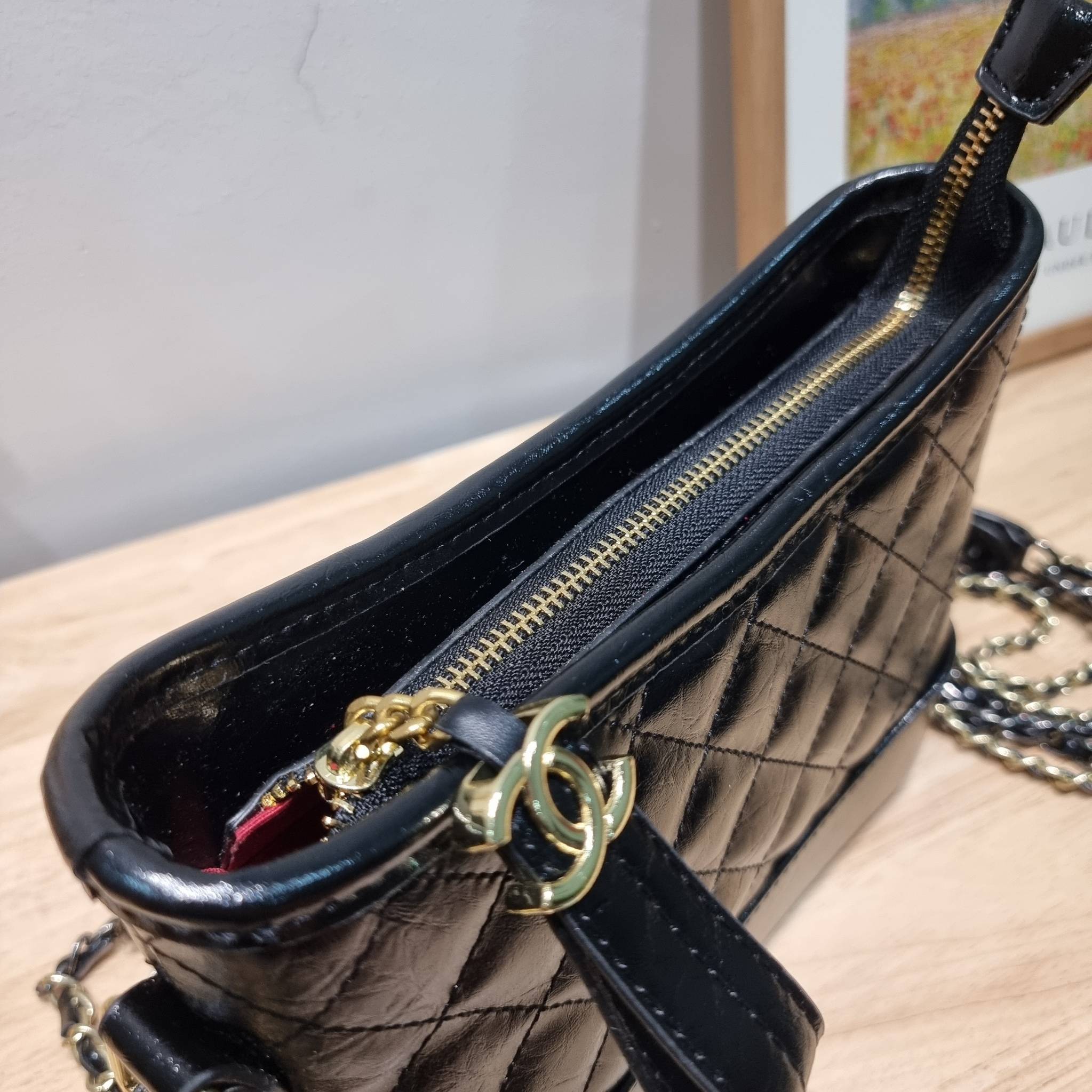 CHANEL GIFT SET สุดหรูชวนให้สะสมส่งท้ายปี กับไอเท็มลิมิเต็ดและ best seller พร้อมเสิร์ฟครบชุด สุดคุ้ม มาพร้อมกระเป๋าสะพายถึง 2 ใบ เด็ดทั้งคู่ๆ วัสดุหนังวัว และยังไม่พอ มีกระเป๋าสตางค์แถมให้ไปอีก 1ใบ สวยครบจบในเซ็ทเดียว!!