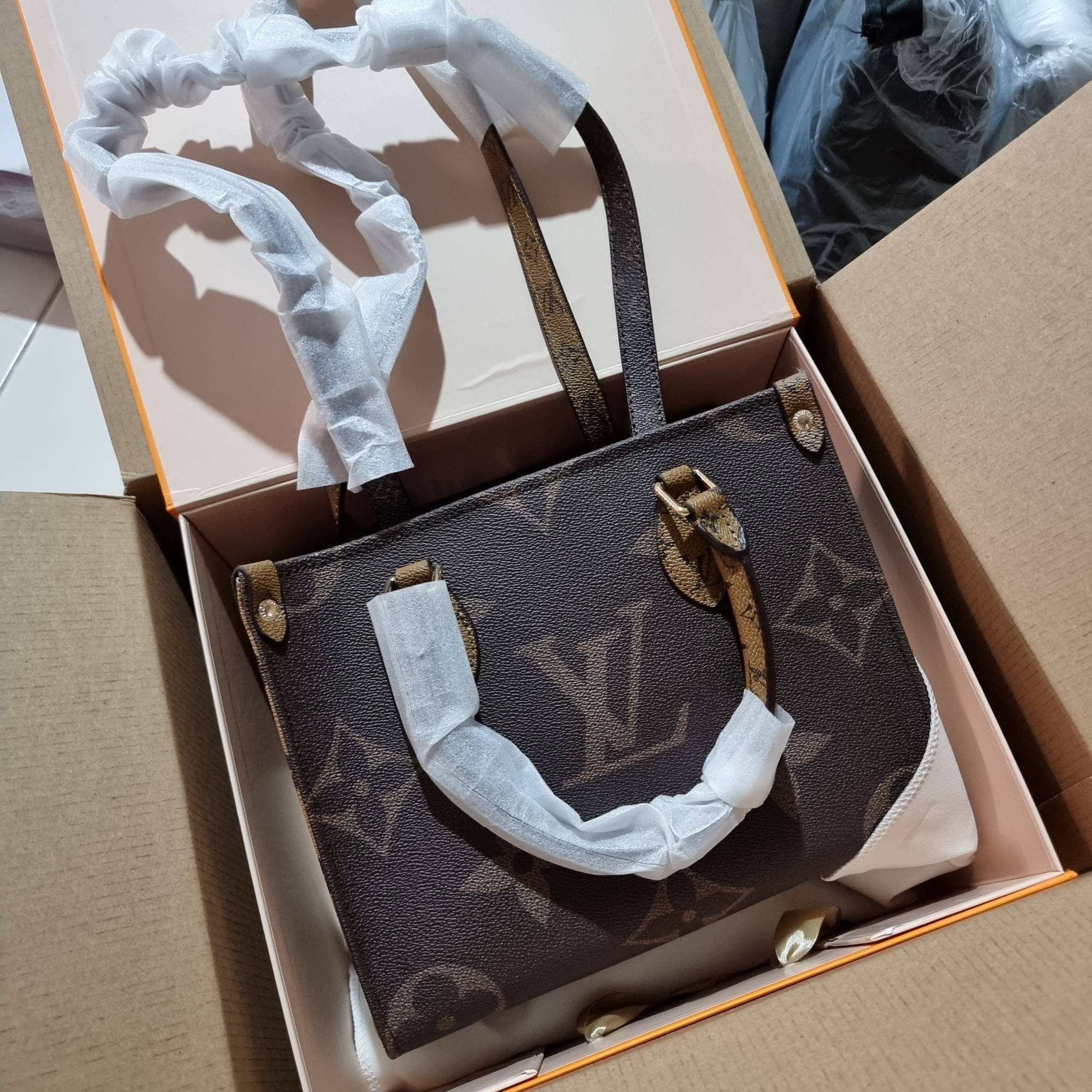 LV crossbody tote bag 10" 16" สเปเชี่ยล gift box set ในราคาที่แสนดี น่าคบหา!! สุดคุ้มและสวยที่สุดยันกล่อง!! ได้ไปยังไงต้องร้องว้าว!! กระเป๋าทรงโท้ทที่สาวๆตามหา ดีไซน์คลาสสิค ผู้ดี หรูหรา โทนสีใช้งานง่าย ได้ทุกลุค ทุกสไตล์ วัสดุหนังแคนวาสคุณภาพ ม