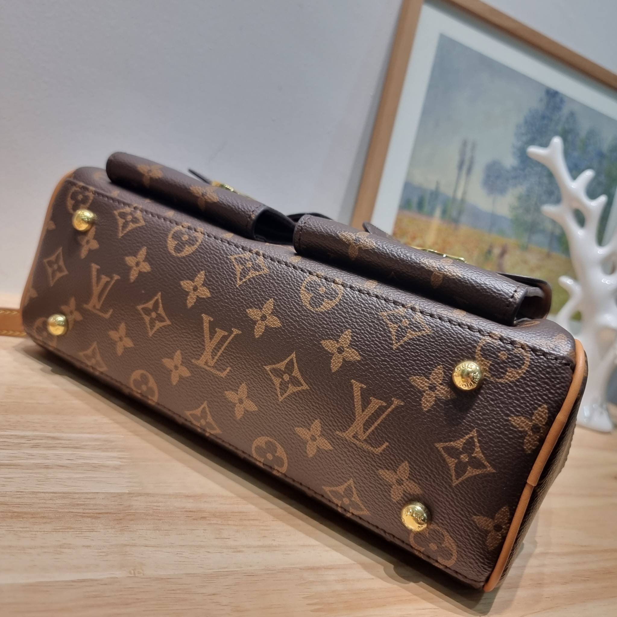 LV Manhattan Pm Monogram Handbag / LV MANHATTAN HANDBAG กระเป๋าถือทรงผู้ดี คลาสสิค สวยหรู ไซส์กำลังสวย ราคาแสนดี ดีไซน์ตกแต่งกระเป๋าเล็กด้านหน้า ใส่ของจุกจิกได้