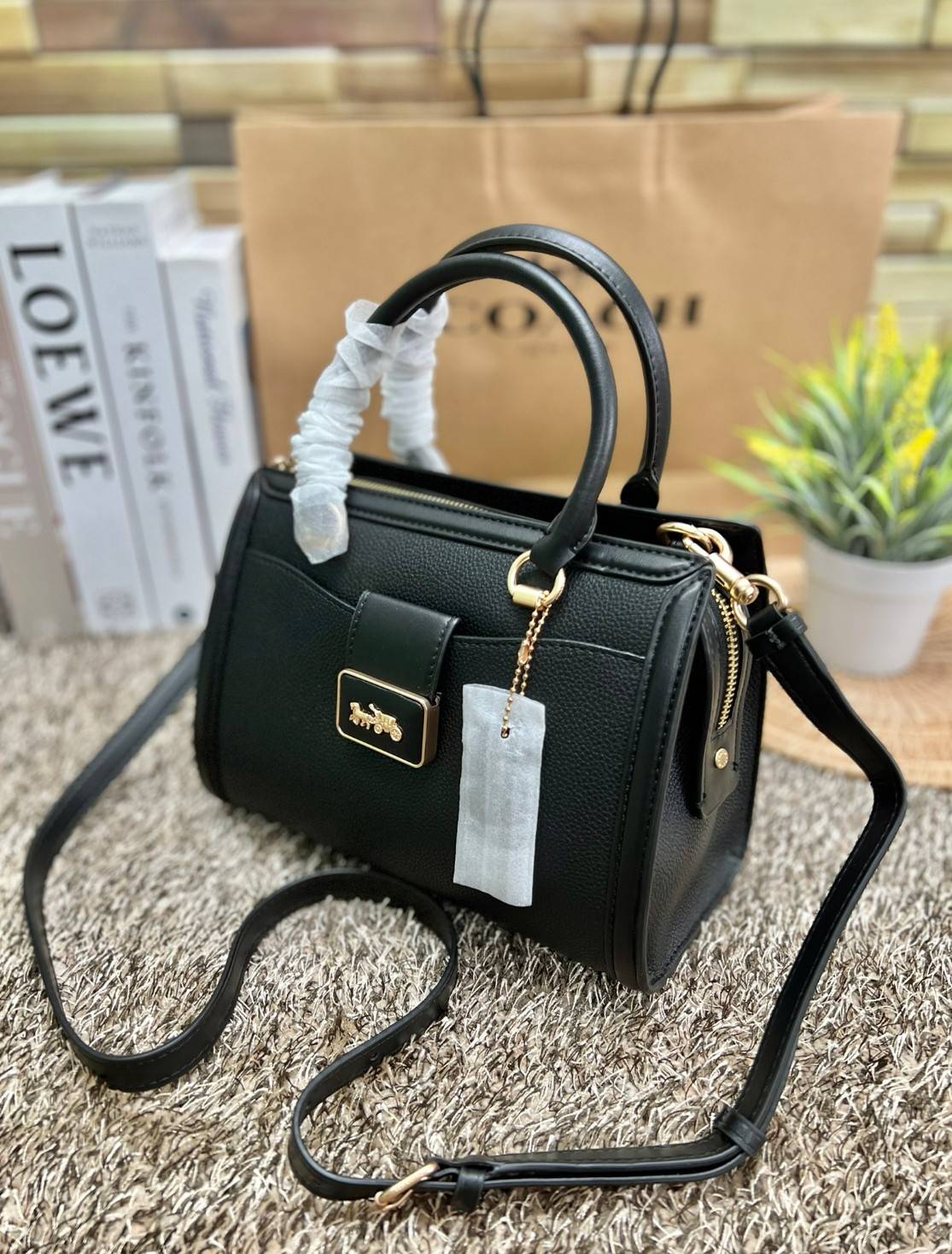 COACH GRACE CARRYALL BAG((cc141)) สวย หรู มาเลยจ้าา พร้อมส่ง! กระเป๋าหิ้ว//สะพายแบบครอสบอดี้ร์ หนังแท้ ทรงสวยหรู อัพลุคให้คุณผู้หญิงดูดีได้เลยทีเดียวค่ะ ด้านหน้าออกแบบเป็นช่องกระดุมแม่เหล็กพร้อมป้ายโละหะแบรนด์เด่นหรูค่ะ เปิด-ปิดกระเป๋าด้วยซิป ภายในใส่กระเ