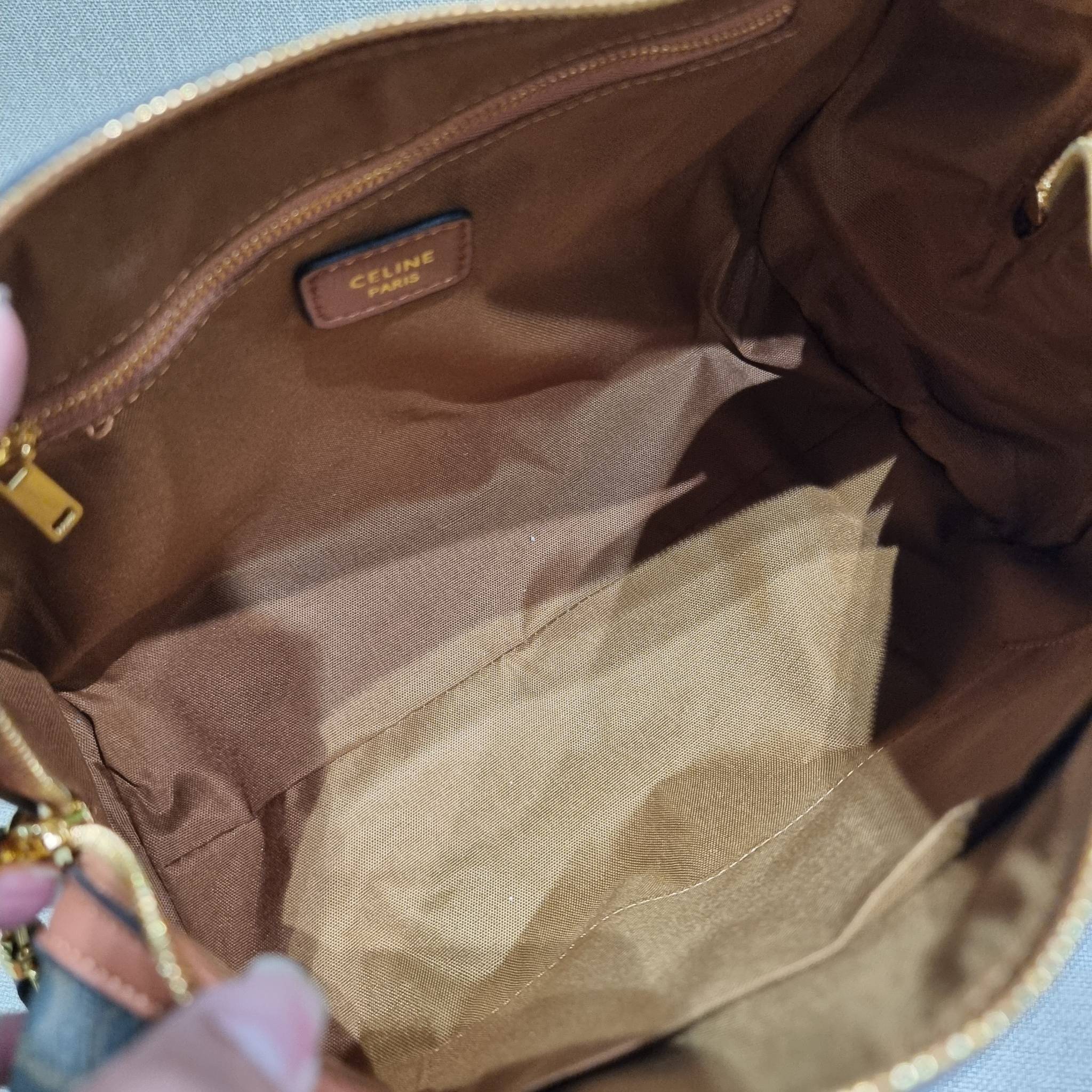 CELINE BOSTON BAG IN TRIOMPHE CANVAS AND CALFSKIN ยอดฮิตกับลวดลายเอกลักษณ์ สุดคลาสสิค กับกระเป๋ากึ่งเดินทาง ไซส์กำลังดี ที่สามารถใช้ได้ทั้งหนุ่มๆและสาวๆ วัสดุหนังแคนวาสตัดสลับหนังแท้ เปิด-ปิดด้วยซิป ใช้งานสะดวก และยังมีพวงหนังห้อยและแม่กุญแจล็อคซิปได้ มาพ