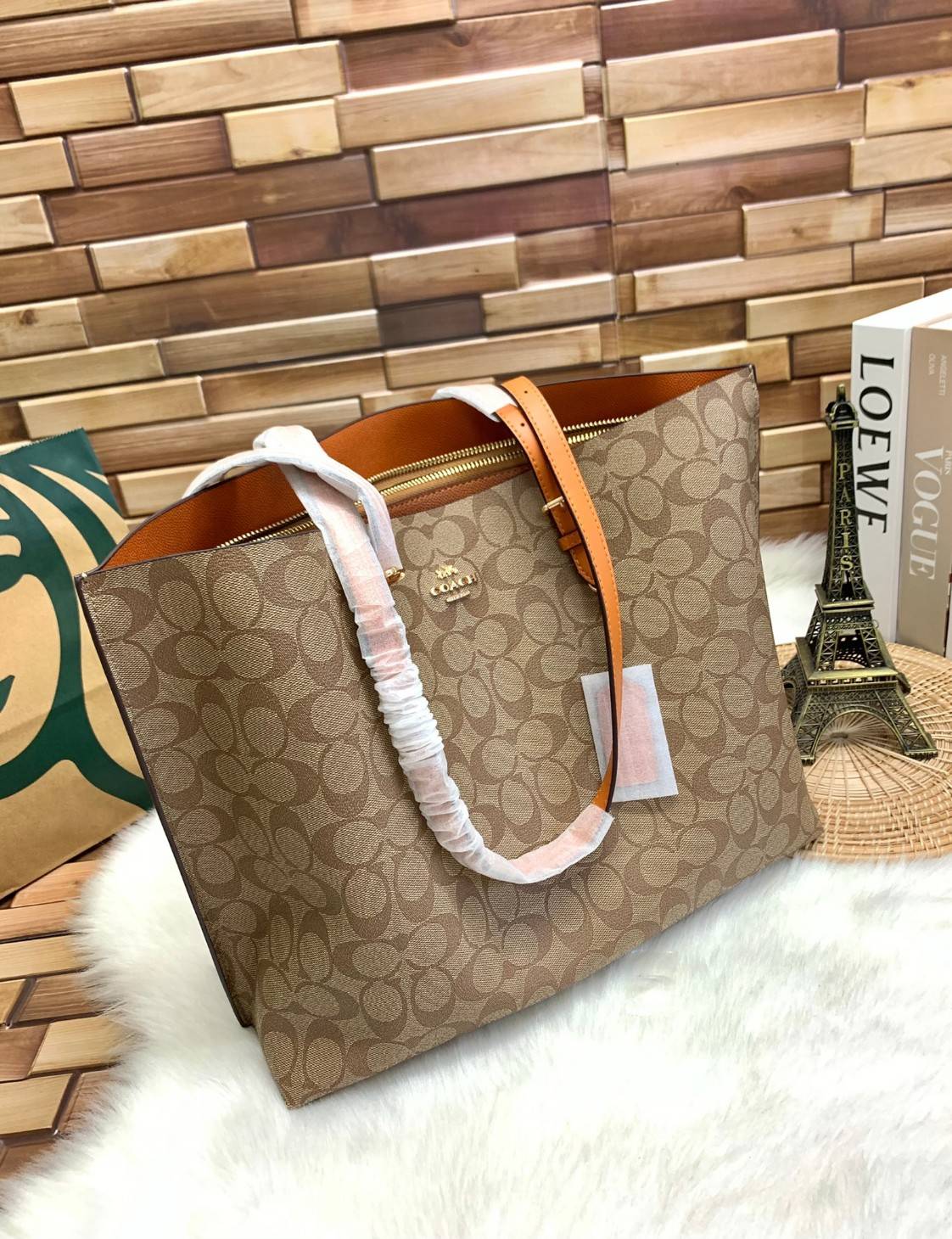 COACH MOLLIE TOTE IN SIGNATURE CANVAS ((1665)) พร้อมส่งอีกครั้ง ห้ามพลาดค่า! กระเป๋าหิ้ว//คล้องไหล่ ใบใหญ่ ทรงTote หนังแท้นิ่มอย่างดีค่ะ ภายในแบ่ง2ช่องใหญ่ สามารถใส่ A4ได้เลย ช่องกว้างมากๆ มีช่องกระเป๋าซิปกลางให้ใส่ของอีกช่องนะคะ