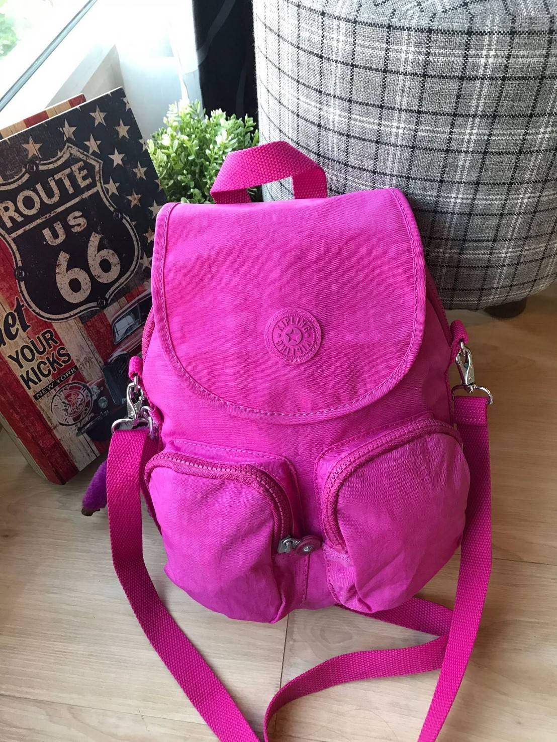 Kipling Basic Firefly Up Small Backpack กระเป๋าเป้/ สะพายข้าง 2 way วัสดุ Polyamide 100% เปิดปิดด้วยตัวล็อค 2 ชั้น มีช่องใช้งานหลายช่อง รวมถึง ช่องซิปด้านหน้า มาพร้อมสายสะพายอีก 1 เส้น ด้านหลัง มีช่องสำหรับเก็บสายเป้ ปรับเปลี่ยนเป็นสะพายไหล่ พร้อมพวงกุญแจ