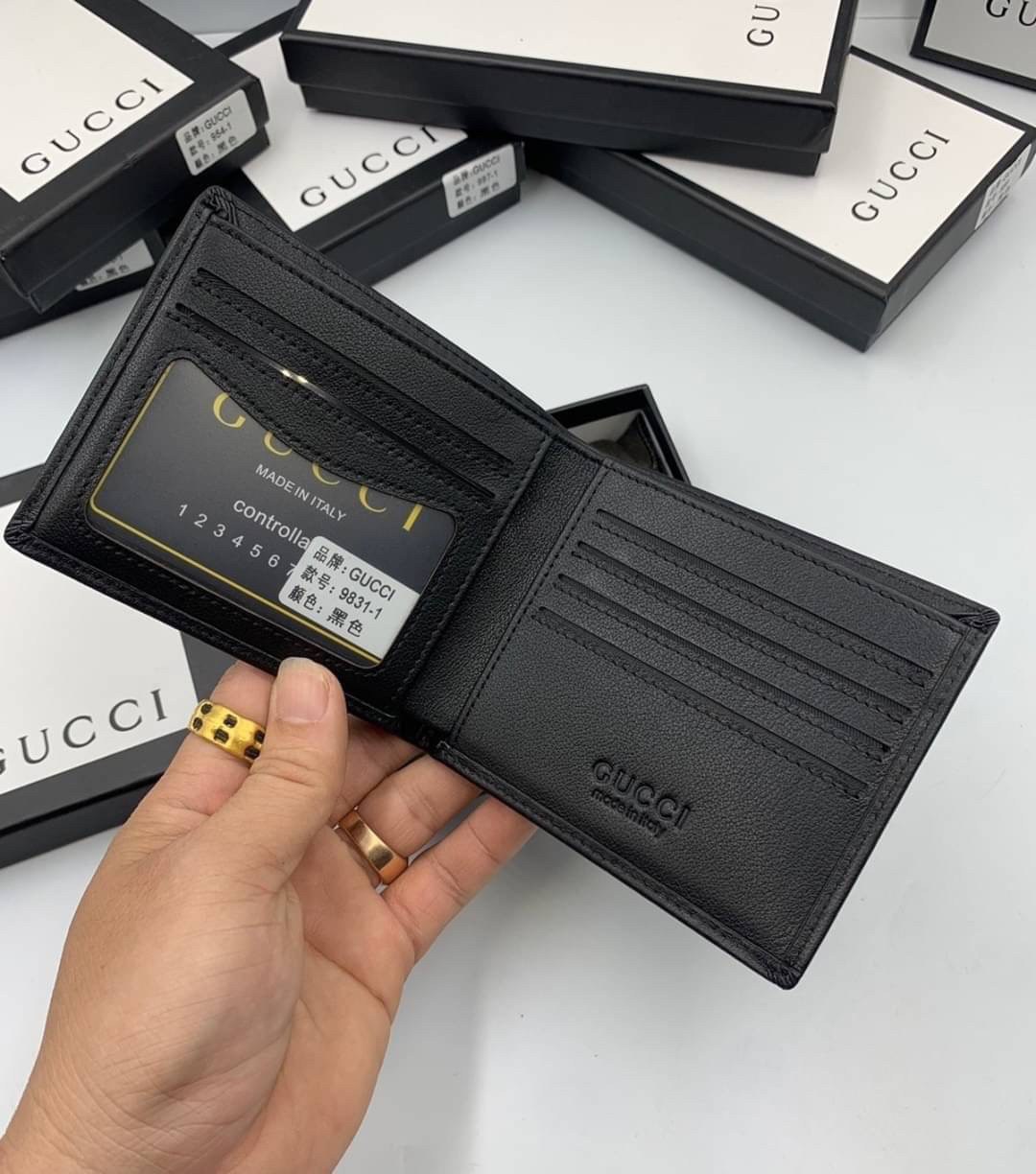 หนังแท้ GUCCI Men Short Wallet รุ่นใหม่ล่าสุด!! หนังสวยเริด ดีงามมากค่าาา กระเป๋าสตางค์ใบสั้น ดีไซน์ใหม่ สวยดูหรู ถือใช้กำลังเหมาะมือ ใส่บัตรได้เยอะ ใส่ธนบัตรได้ทุกชนิด มาครบ set พร้อมส่ง!! เป็นไอเท็มที่หนุ่มๆต้องมีจริงๆจ้า 😎😎