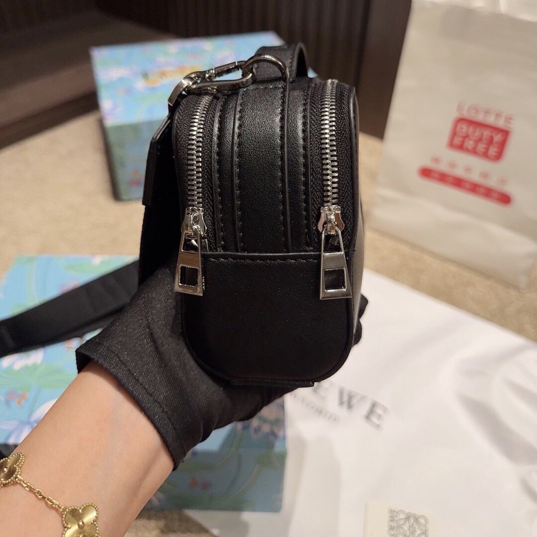 Loewe Mini Camera Crossbody Bag กระเป๋าสะพายทรงกล่อง เรียบหรูเป็นเอกลักษณ์ อย่างแท้จริง ปั้มโลโก้โดดเด่นสีเดียวกับพื้นหนัง ให้ความรู้สึกเรียบง่ายแต่แฝงความคลาสสิกในตัว