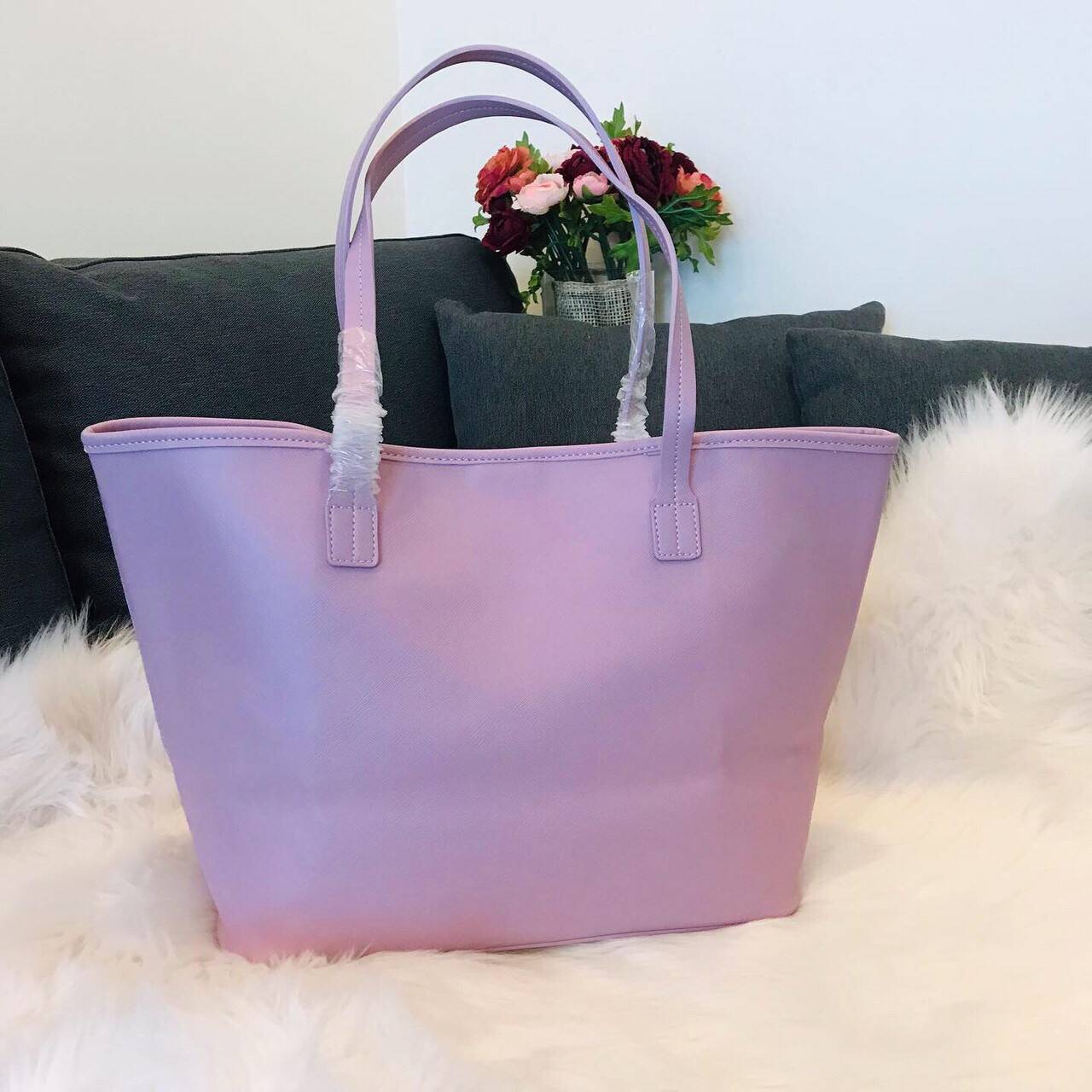 Cath kidston tote bag กระเป๋าสะพายรุ่นใหม่ วัสดุ PU คุณภาพดี นิ่ม น้ำหนักเบา เช็ดทำความสะอาดง่าย เปิดปิดกระเป๋าด้วยกระดุมแม่เหล็ก ด้านในโล่งกว้างมีช่องซิปสำหรับใส่ของ จุของได้เยอะ สายสะพายไหล่ยาวสุด22cm.ขนาดกำลังดีราคาสุดคุ้มห้ามพลาดค่ะ