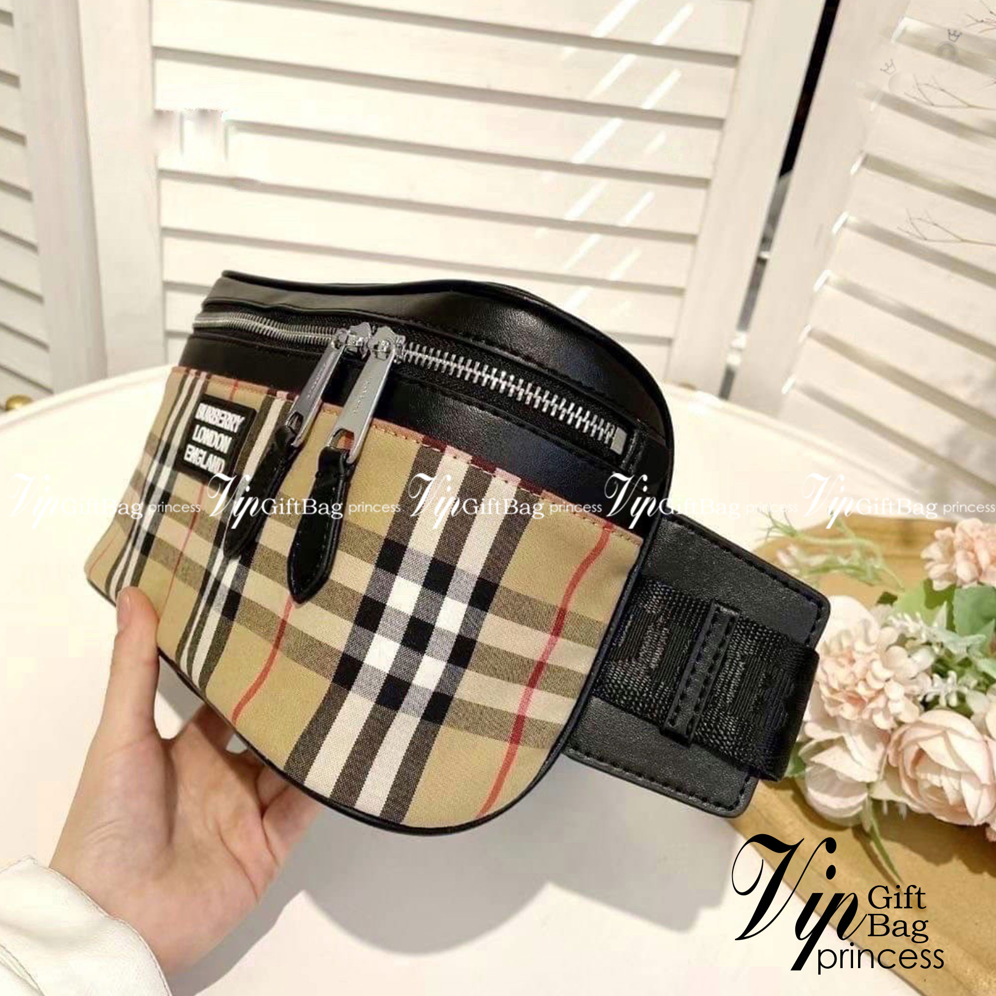 BURBERRY BELT BAG Vintage retro check กระเป๋าคาดอก คาดเอวลายแบรนด์ มาใหม่ ผ้าไนลอนสลับหนังอย่างดี ซิปหน้า น้ำหนักเบา ทรงสวย สามารถใช้ทั้งผู้หญิง ผู้ชาย เป็นอีกรุ่นที่ขายดี ขนาดกำลังดี ใส่ของจุกจิกได้เยอะ สวยเป๊ะปั๊มทุกจุด สุดฮิตผู้หญิงสะพายได้ผู้ชายสะพายด