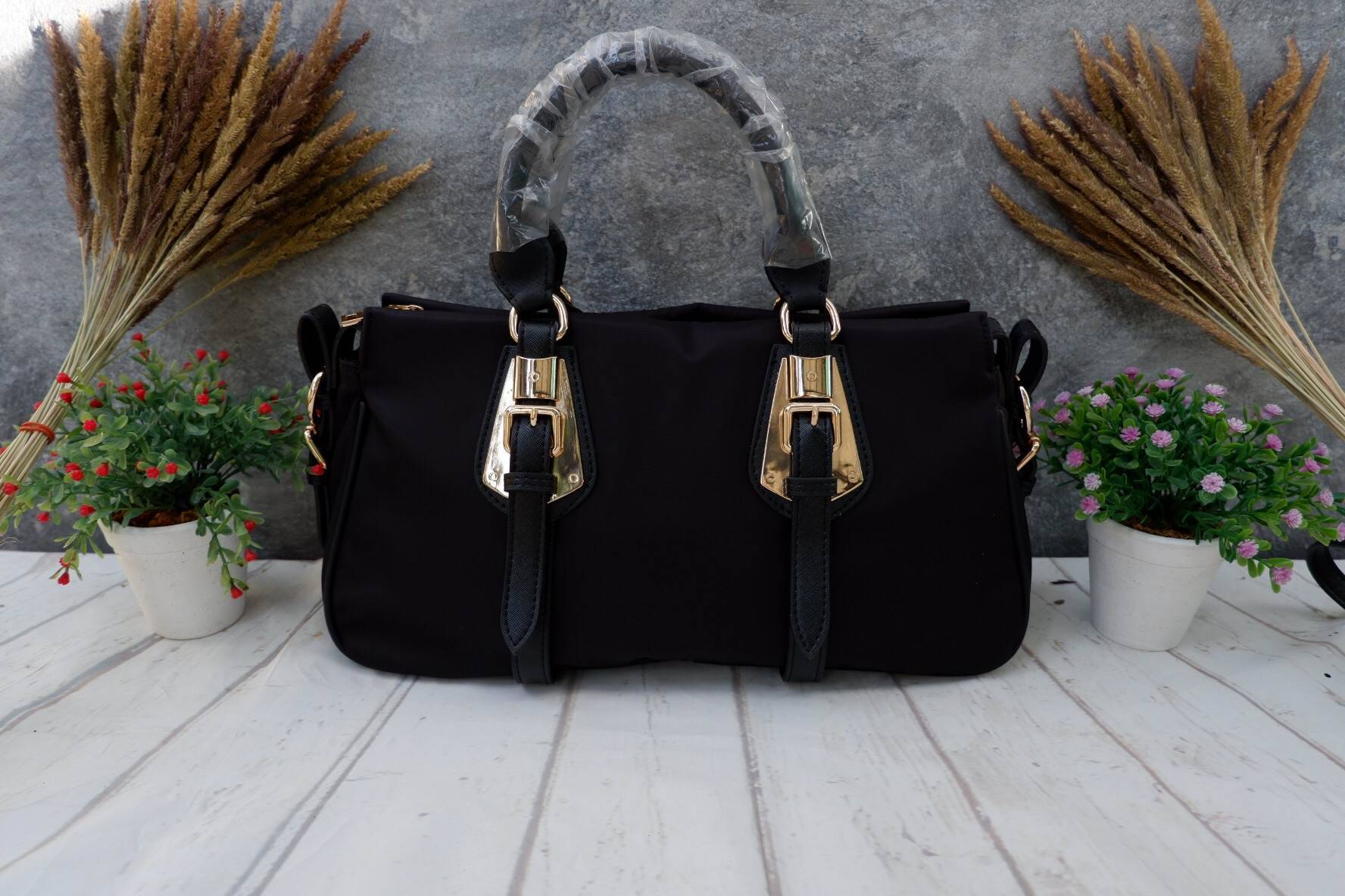 รุ่นขายดีเว่อวัง กลับมาแล้วค่า! กระเป๋าสะพาย จากงานพรีเมี่ยมกิ้ฟ แบรนด์ PRADA เป็น กระเป๋าผ้าไนล่อน สลับหนัง จุของได้เยอะ สะพายไหล่ได้ เปิดปิดด้วยซิป ถือก็สวยๆ มีสายยาวค่ะ ใช้แล้วสวยมากๆคุ้มเกินราคารับประกัน รีบช้อปก่แนหมดน้าาา Don't miss เลยค้าาา