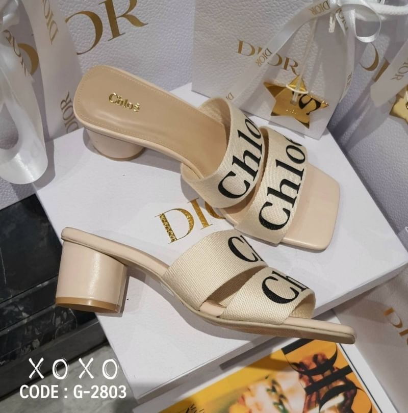 Chloe รองเท้าแตะ สวย ดูแพง เกินราคาขายมากคะ วัสดุผเาแคนวาสสกีนชื่อแบรนด์ คาด 2 ชั้น ส้นทรงกระบอกแท่งกลม สวมใส่ง่าย แมทส์ชุดง่าย น้ำหนักเบา