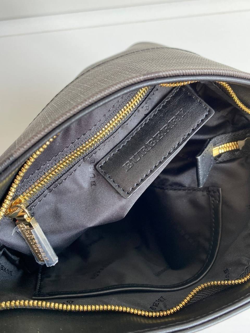 พร้อมเป็นของขวัญ มอบให้คุณผู้ชายแล้วค่ะ สำหรับ BURBERRY CROSSBODY VINTAGE BAG VIP GIFT WITH PURCHASE (GWP) พรีเมี่ยมกิ๊ฟ Limited Edition จากBURBERRY วัสดุหนังโทนสีสุภาพ คลาสสิก ตกแต่งด้วยซิปสะดวกใช้ด้านหน้า ช่องหลักเปิดปิดด้วยซิปยาวด้านบน พร้อมช่องซิปอีกห