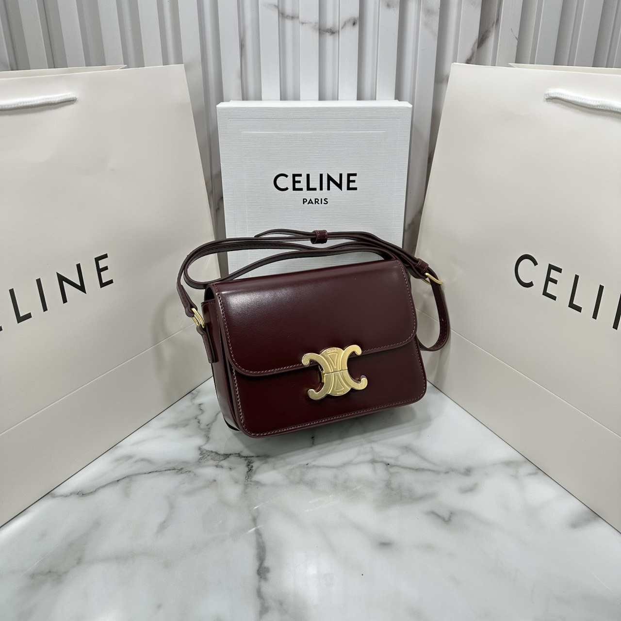 ORI หนังแท้ | 7" CELINE TRIOMPHE TEEN BAG in glossy leather กระเป๋าสะพายรุ่นยอดนิยม ถ่ายทอดให้เห็นถึงแก่นแท้ของสไตล์แบบ CELINE งานหนังเรียบเงาสวยหรูหรา