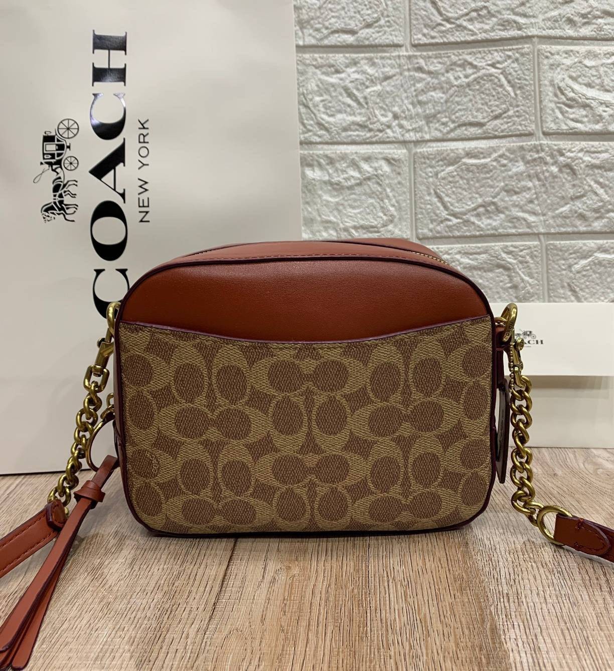 สินค้าขายดี พร้อมสีใหม่ 3สี ในไทยยังไม่มีค่ะ !! COACH SIGNATURE CROSSBODY BOX BAG ((F31208)) กระเป๋าสะพายวัสดุหนังแท้ จาก coach factory outlet หนังนิ่ม ทรงสวย ตัวกระเป๋าลายแบรนด์ ตัดขอบหนังเรียบได้สวยงามค่ะ ด้านหน้า-หลัง มีช่องสำหรับใส่ของ เปิดปิดกระเป๋าแ