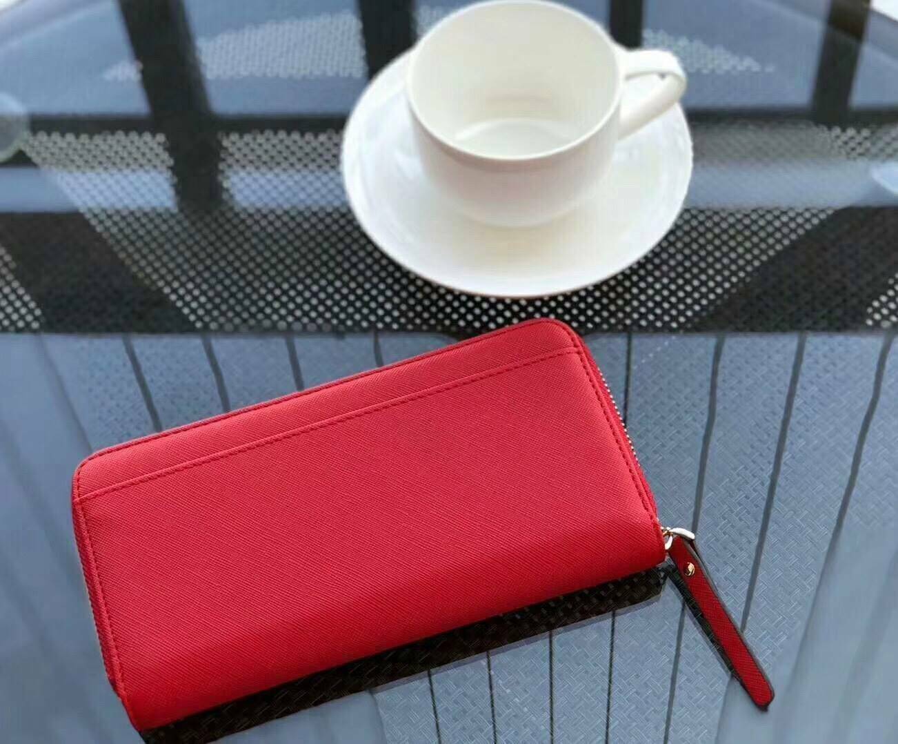 KATE SPADE LONG WALLET กระเป๋าสตางค์ใบยาวรุ่นใหม่ล่าสุดหนัง Saffiano สไตล์ PRADA สวยน่าใช้ ภายในมีช่องซิป1ช่อง และช่องใส่บัตรหลายช่อง ใส่เหรียญ บัตรได้เยอะ ตัวจริงสวยน่าใช้มากค่ะ