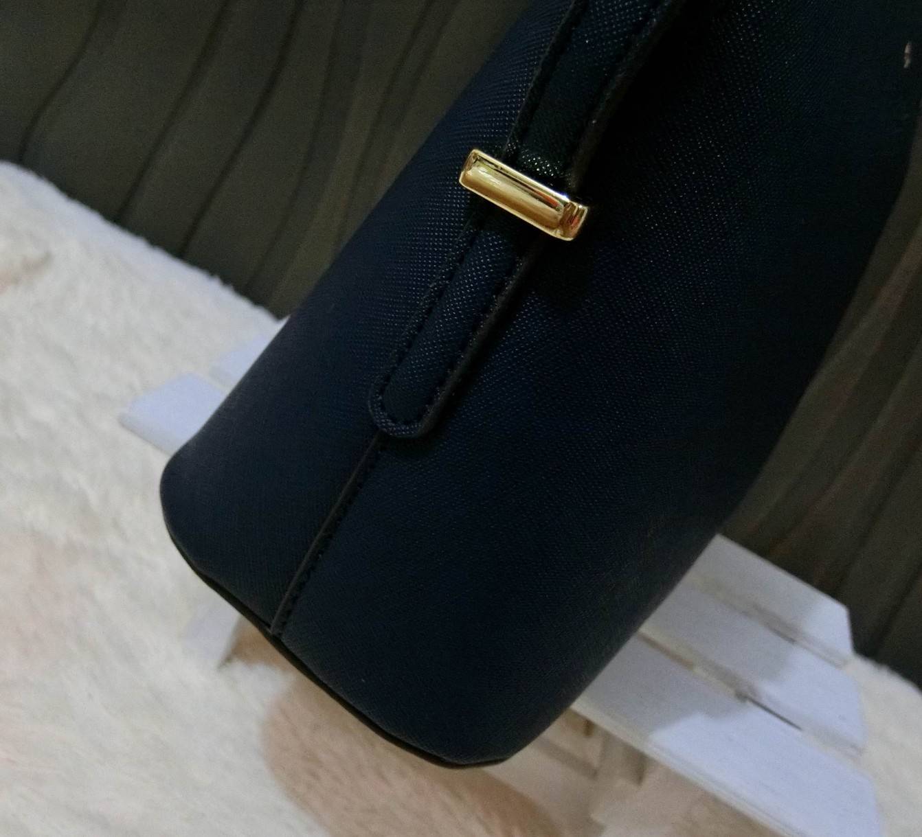 KATE SPADE CEDAR STREET MANDY แบรนด์ดังจากอเมริกาสุดฮิต กระเป๋าขนาดน่ารัก สะพายข้าง หนัง saffiano ภายในลายสวยเก๋สีทองเรียบหรู ทรงแข็งอยู่ทรง MUST HAVE!!