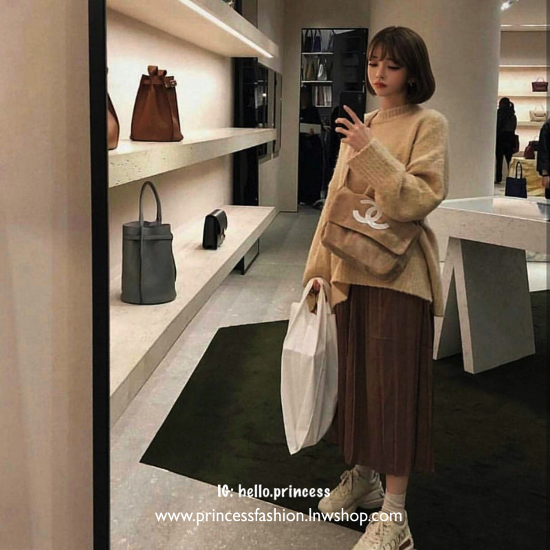 Chanel Beaute Crossbody Bag กระเป๋าถือหรือสะพายพรีเมี่ยมของเเท้จาก Chanel Cosmetic Counter VIP Gift รุ่นแนะนำวัสดุขนวูฟหนานุ่มตัดโลโก้แบรนด์หนังแก้วสวยโดดเด่น น้ำหนักเบา เปิดปิดด้วยฝาปิดกระดุมแม่เหล็ก ใบใหญ่กำลังดีใส่ ipad กระเป๋าสตางค์ใบยาว iphone เครื่อ