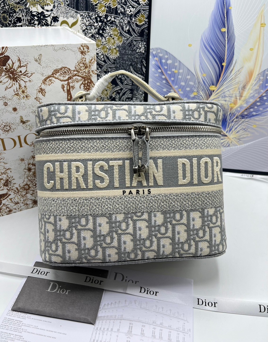 22cm Medium DiorTravel Vanity Case กระเป๋าใส่เครื่องสำอางใบกลาง จุของได้เยอะ มาพร้อมกับลวดลาย Oblique ปักอย่างประณีตและประดับด้วยสัญลักษณ์ Christian Dior Paris มาพร้อมสายสะพายและหูจับในตัว